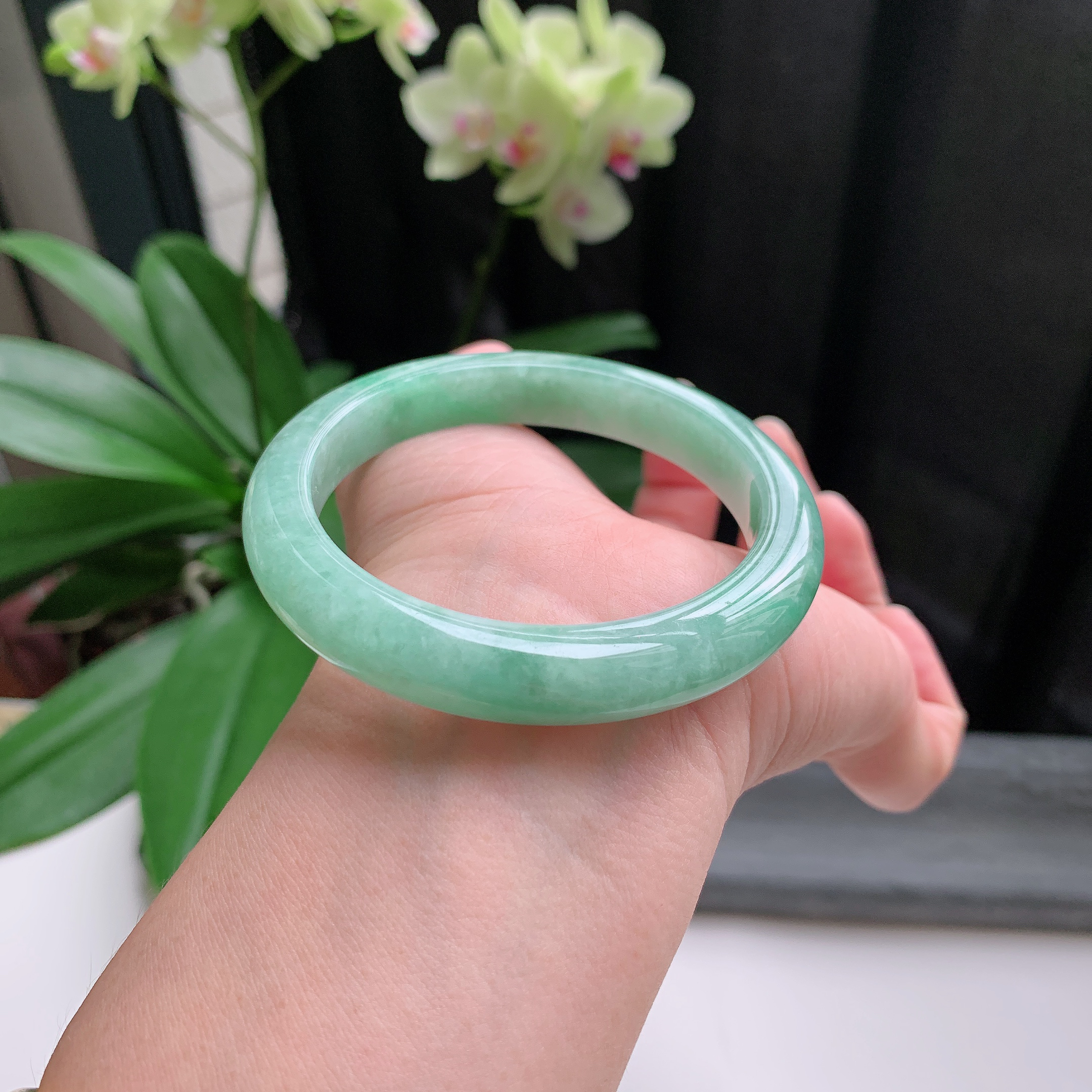 正圈56圈口，天然A货翡翠冰糯种水润果绿玉手镯，水润秀丽，飘花灵动，种水十足，视觉甜美可人，恰到好处的美，十分高雅耐看，条形优美，上手优雅大方。50.66