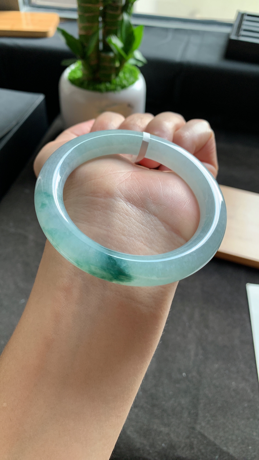 54圈口 天然A货翡翠飘花圆条手镯 种水好