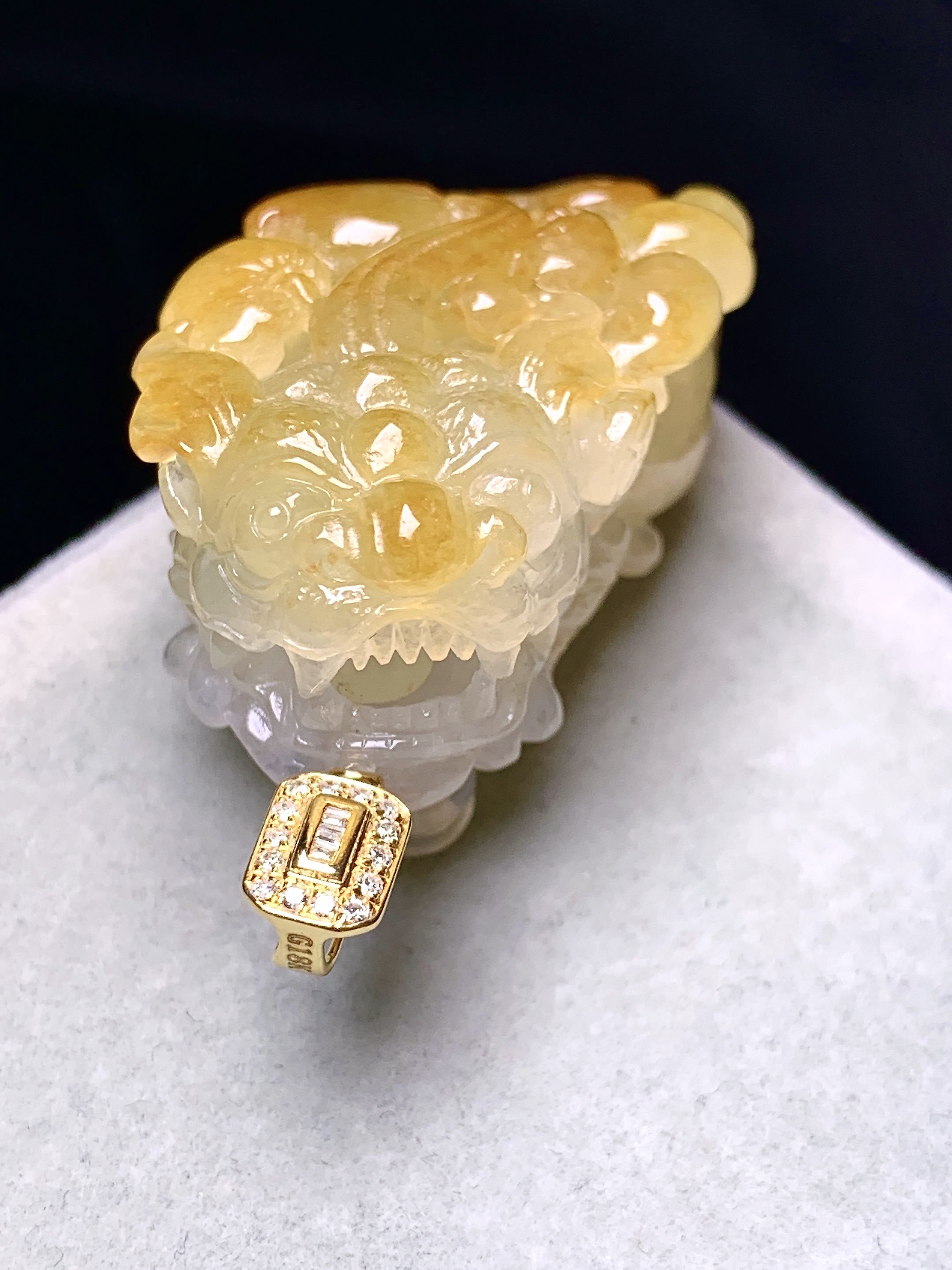 18k金钻镶嵌黄翡貔貅吊坠 玉质细腻 色泽艳丽清新 水润亮眼 整体尺寸42.3*22.8*14.5 