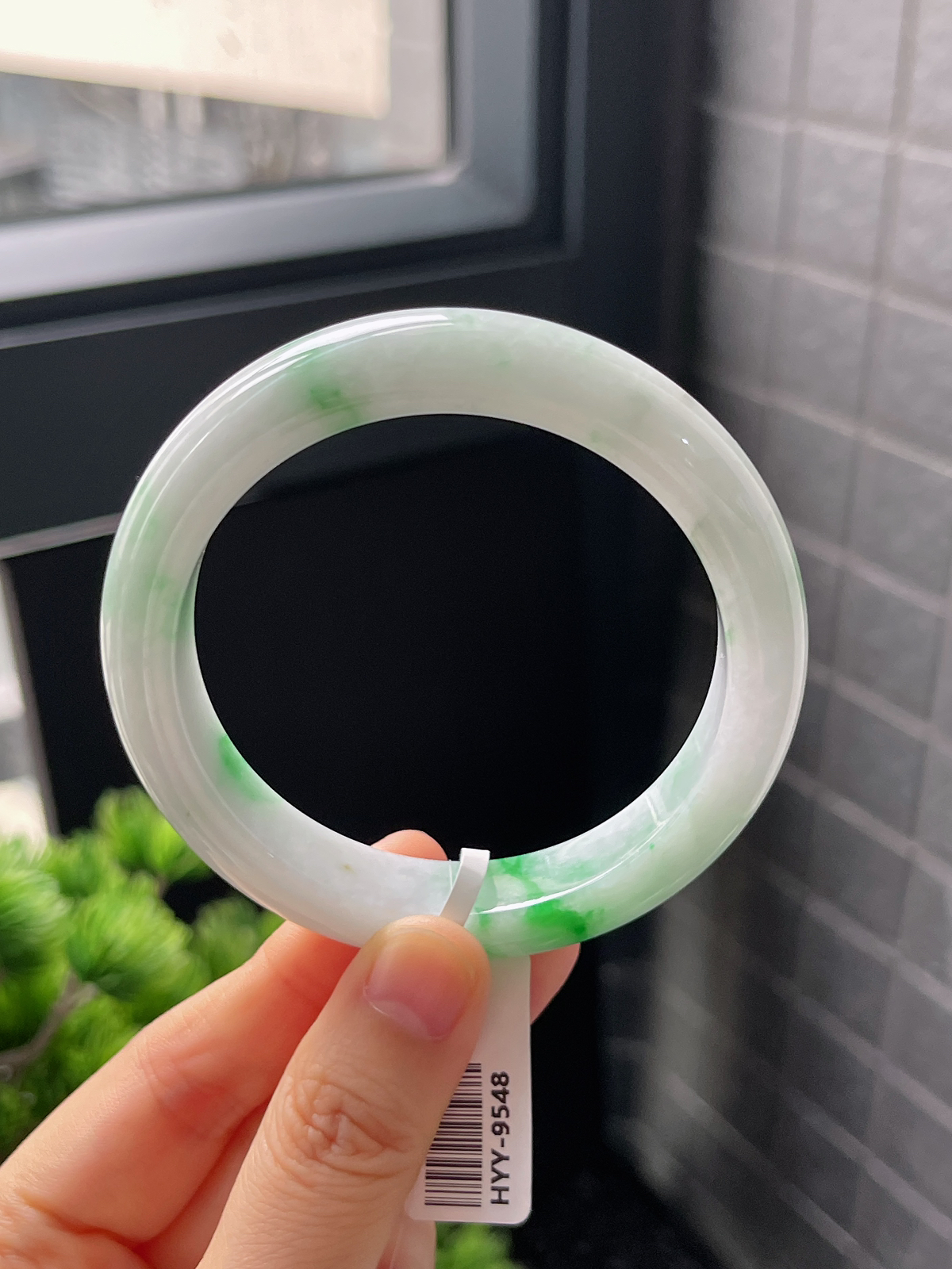 正圈56.8圈口，翡翠糯化种飘绿手镯