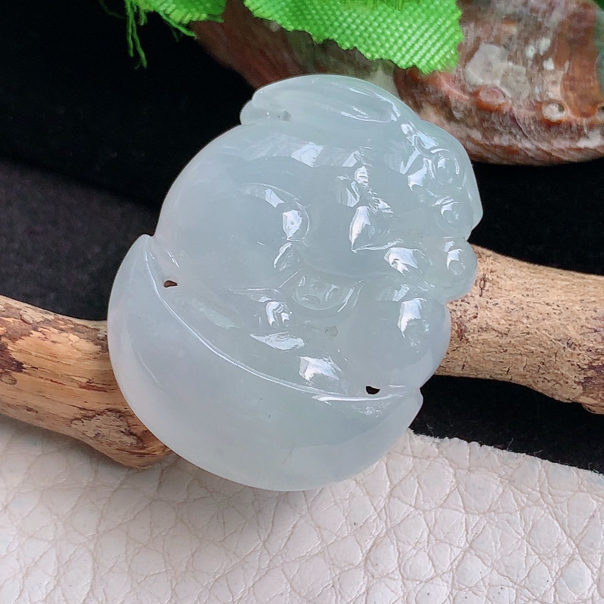 lz实拍34.8*26.8*11缅甸翡翠精雕冰胶饱满招财兔 生肖兔玉吊坠 玉挂件