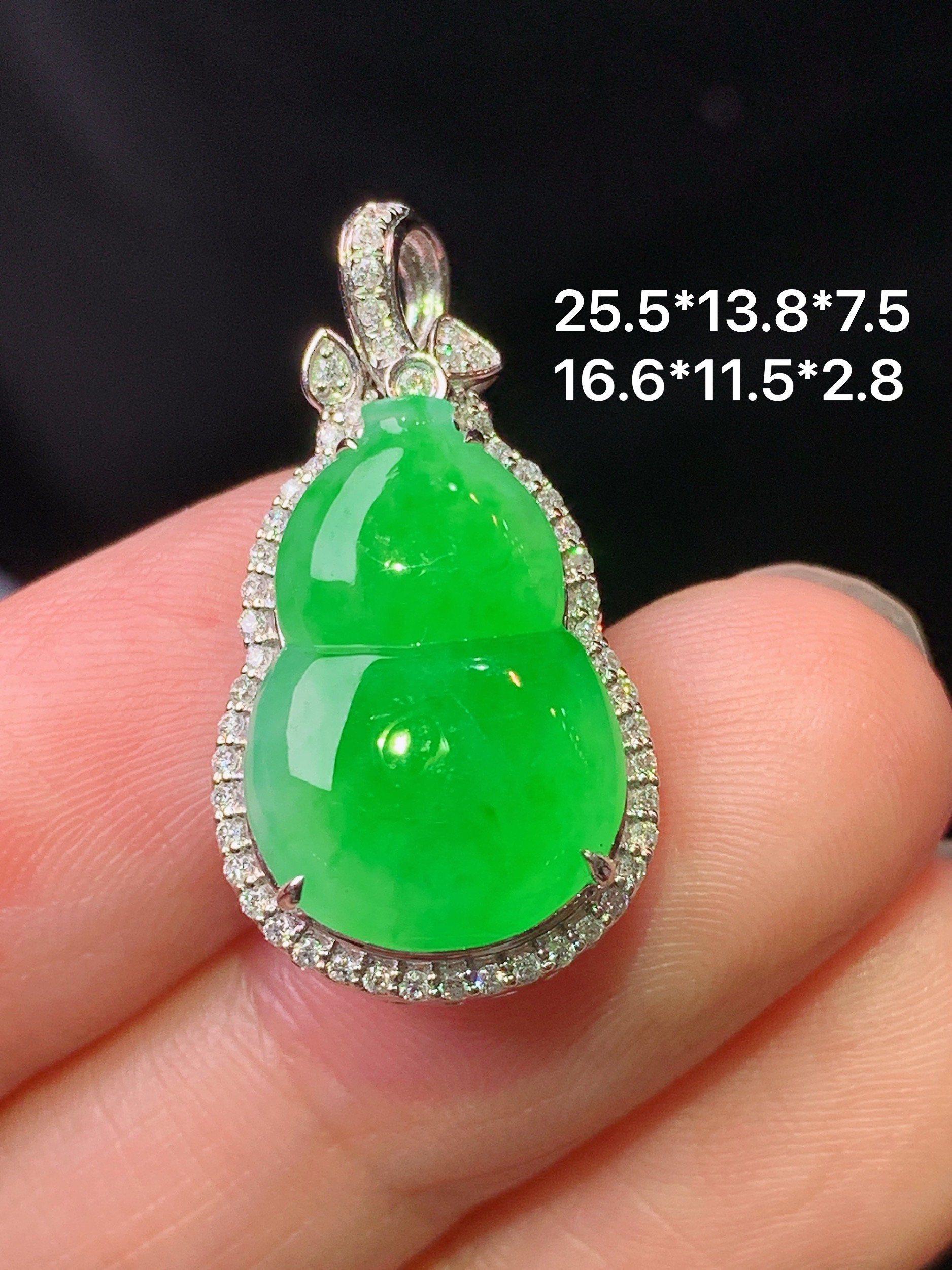 18k金钻镶嵌阳绿葫芦吊坠 玉质细腻 色泽艳丽清新 水润亮眼 整体尺寸25.5*13.8*7.5 h6