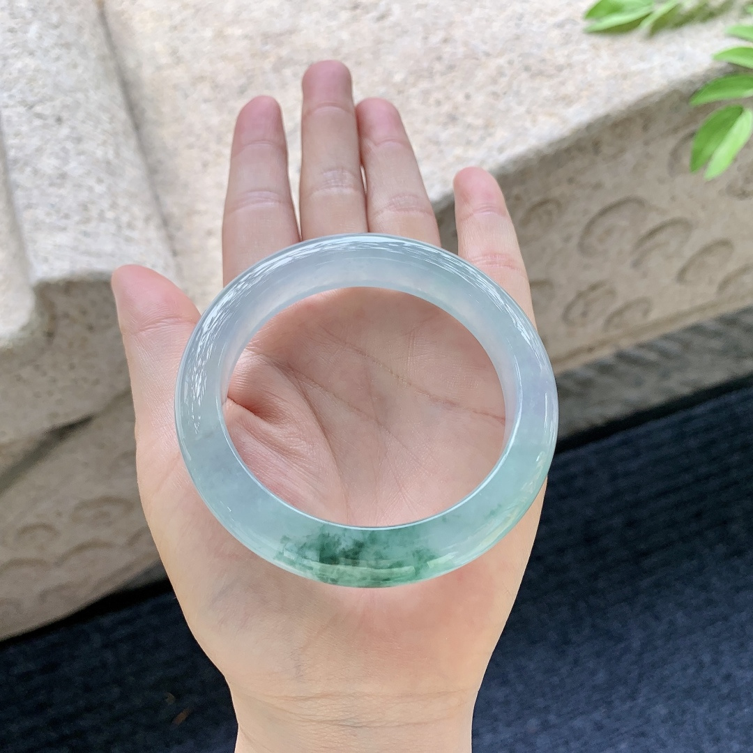 正圈56 57 圈口56.2/12.2/9.2 编码GJ051347 冰飘绿花，水润，种老，细腻，无