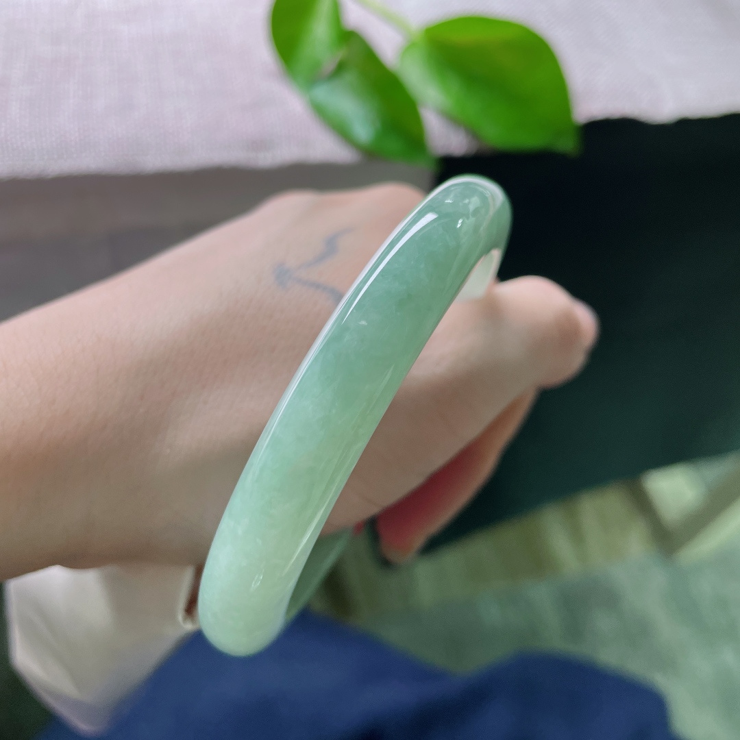 60.5/10.6/8.3绿底正圈，窄条，水润细腻，清新简约大方，贵气，无裂，ss51869a
