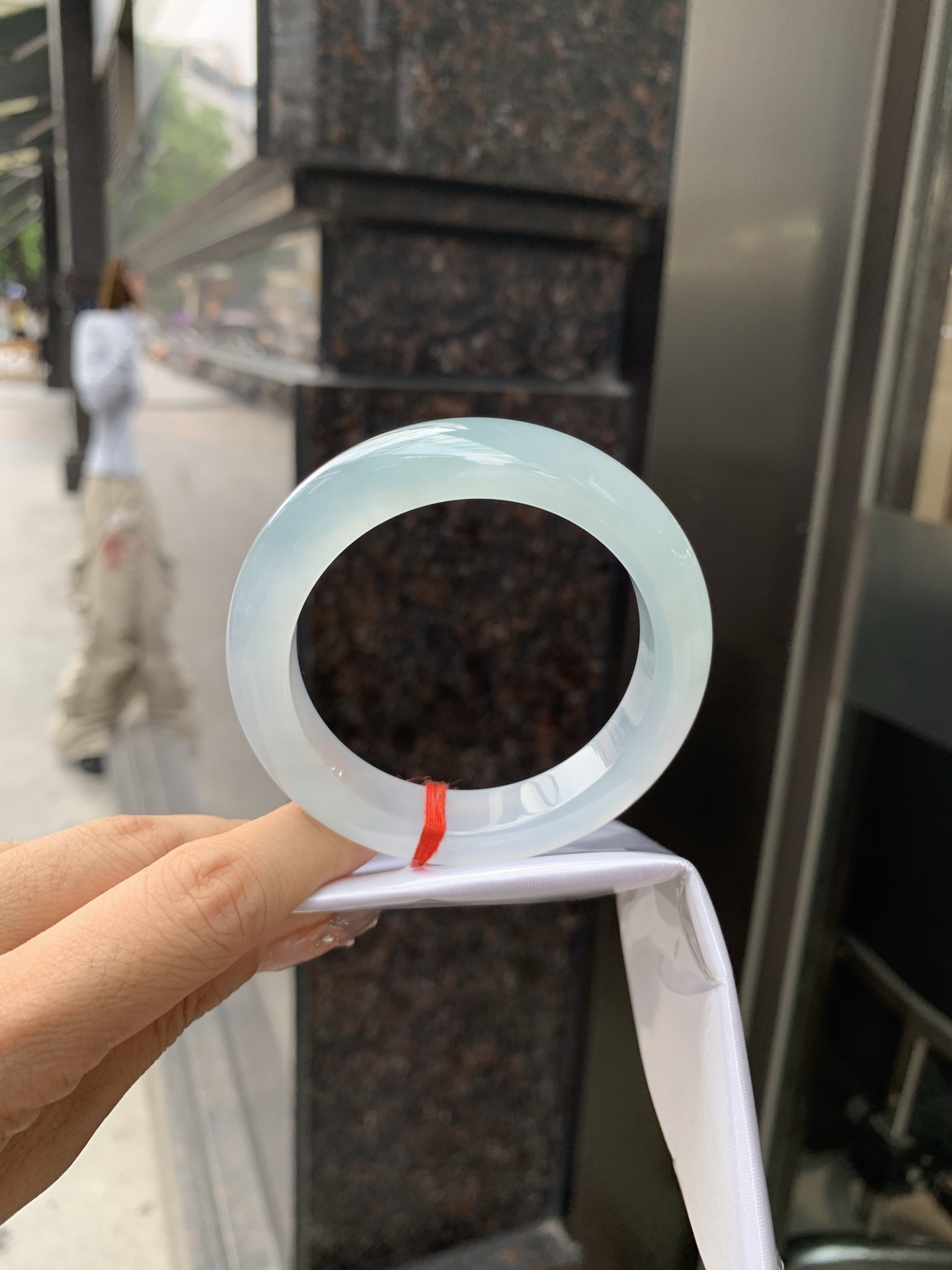 冰晴正圈 53.3-9.2-12 0512-563-10053 打灯细纹，底妆冰透胶润，清爽耐看的均匀晴底，夏季美好的冰凉感，时而晴而晴蓝，随光线变化如梦如幻