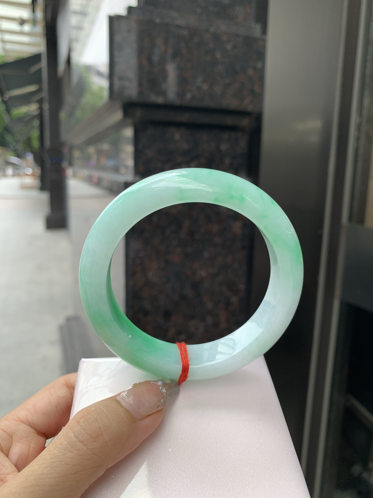 白底青阳绿正圈 60-9.7-14.6 0512-N705 打灯细纹，半圈阳绿花点缀腕间风华，干净纯净的底色上，一抹翠色肆意流淌，宛如春日里的繁华盛景