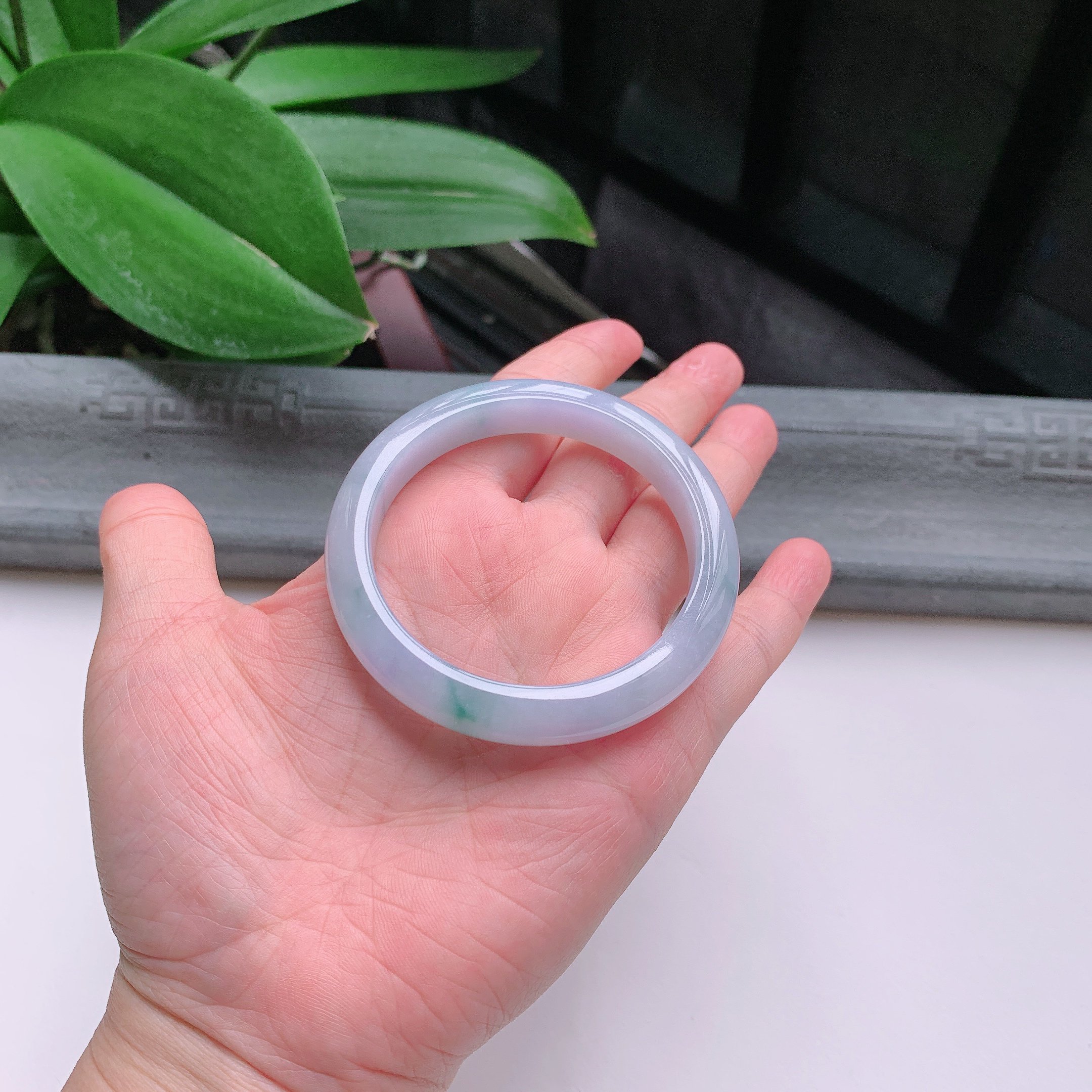 正圈54圈口，天然A货翡翠冰糯种水润老种起胶紫罗兰飘绿玉手镯，水润秀丽，飘花灵动，种水十足，视觉甜美可人，恰到好处的美，十分高雅耐看，条形优美，上手优雅大方。44.49