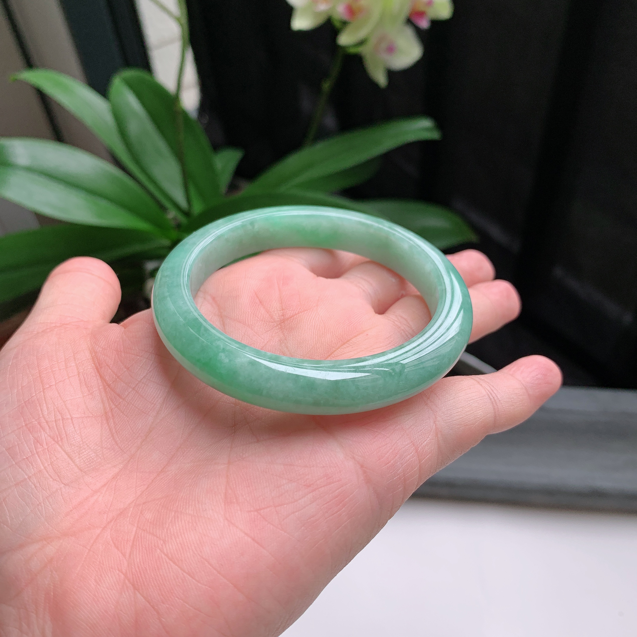 正圈56圈口，天然A货翡翠冰糯种水润果绿玉手镯，水润秀丽，飘花灵动，种水十足，视觉甜美可人，恰到好处的美，十分高雅耐看，条形优美，上手优雅大方。50.66