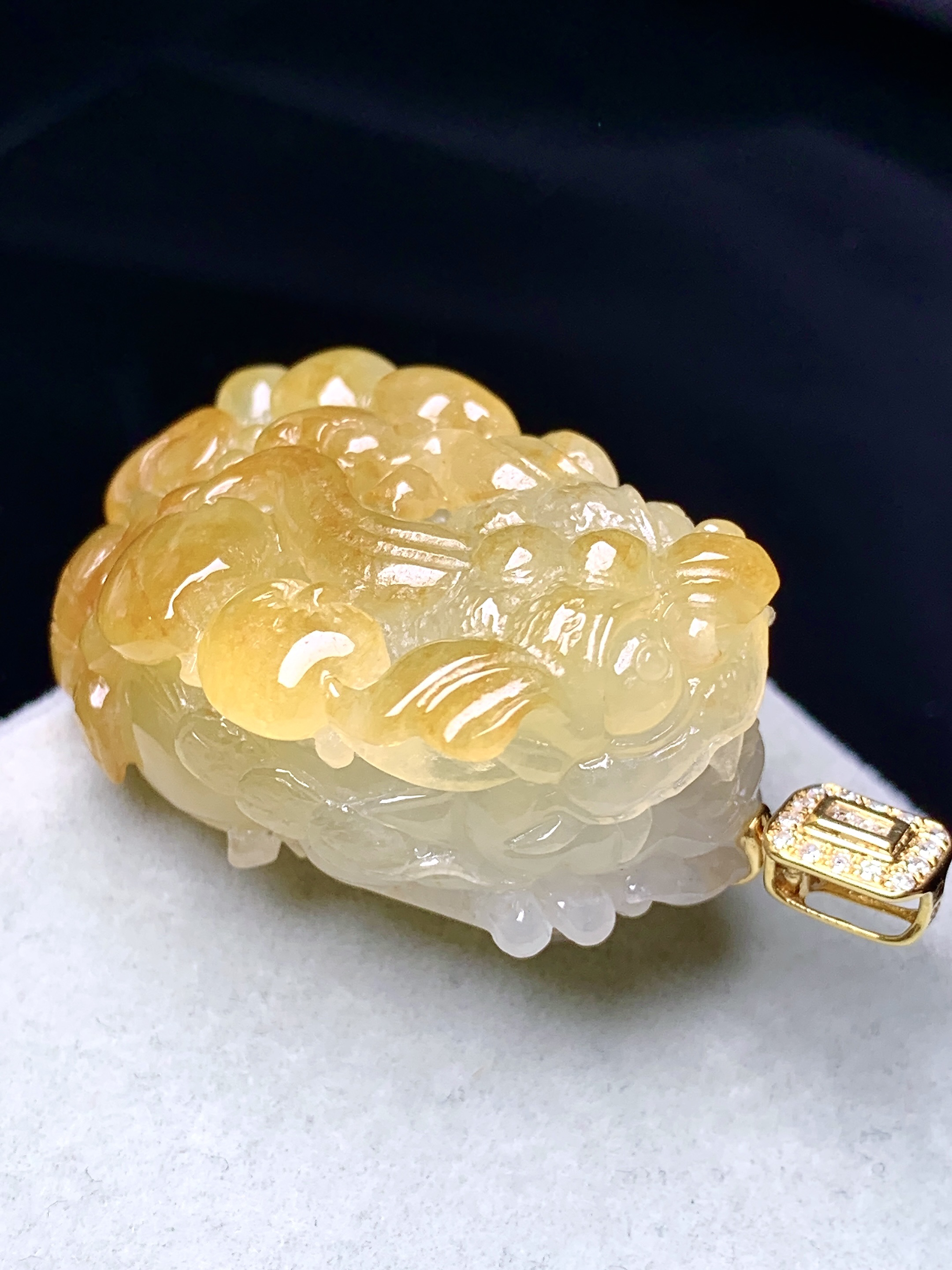 18k金钻镶嵌黄翡貔貅吊坠 玉质细腻 色泽艳丽清新 水润亮眼 整体尺寸42.3*22.8*14.5 b1