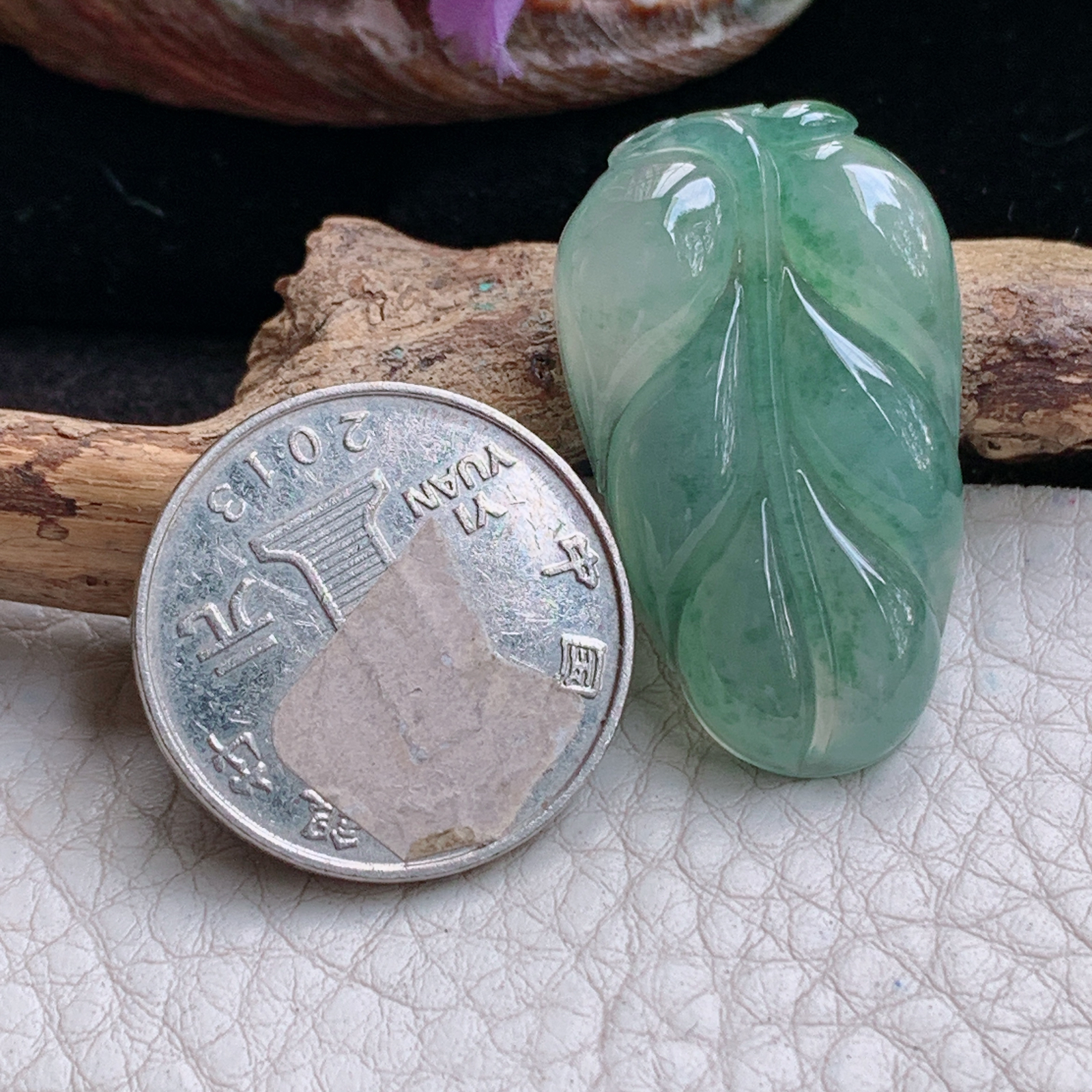 lz实拍34*20.5*5.8缅甸翡翠精雕冰胶饱满飘花金枝玉叶 叶子玉吊坠 玉挂件