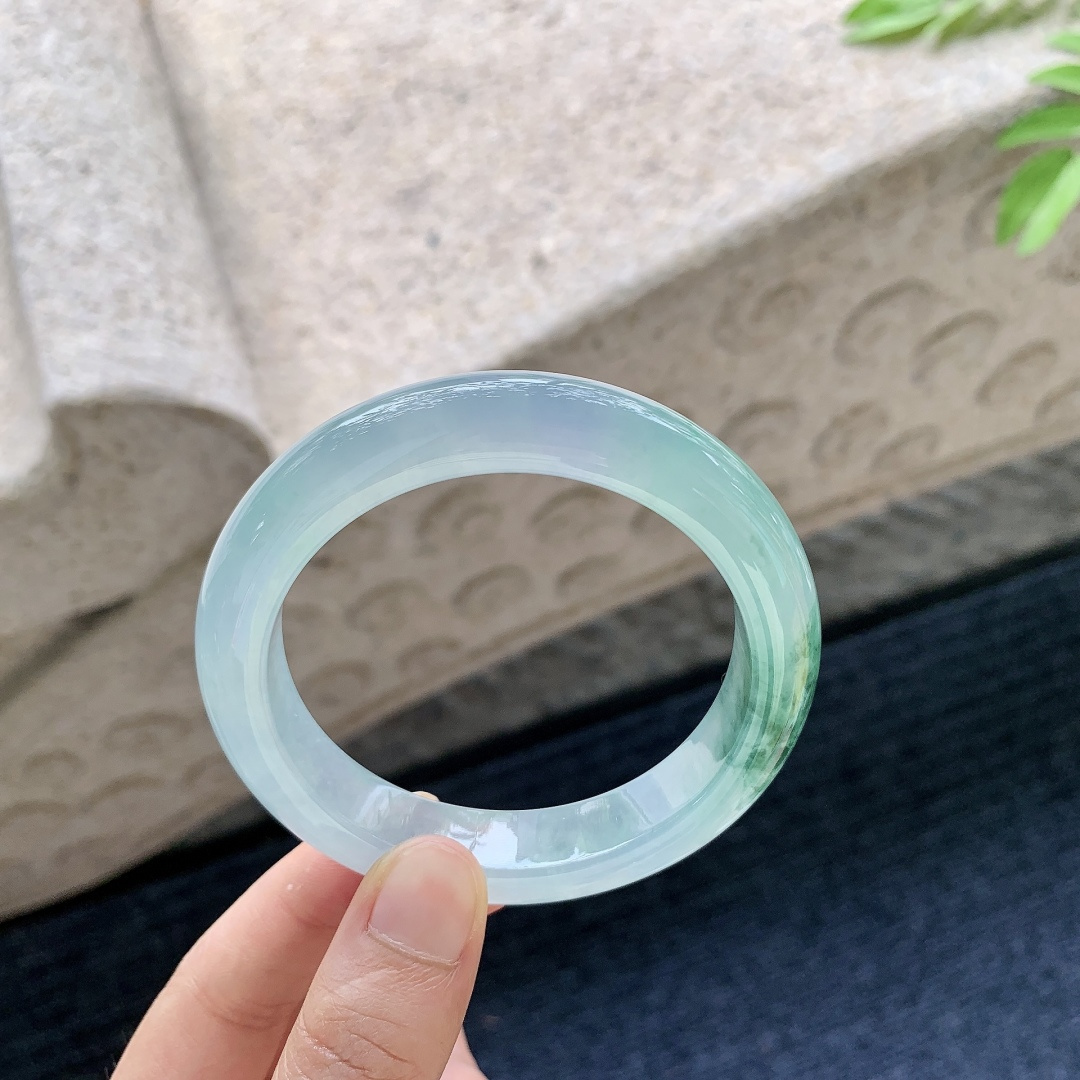 正圈56 57 圈口56.2/12.2/9.2 编码GJ051347 冰飘绿花，水润，种老，细腻，无裂