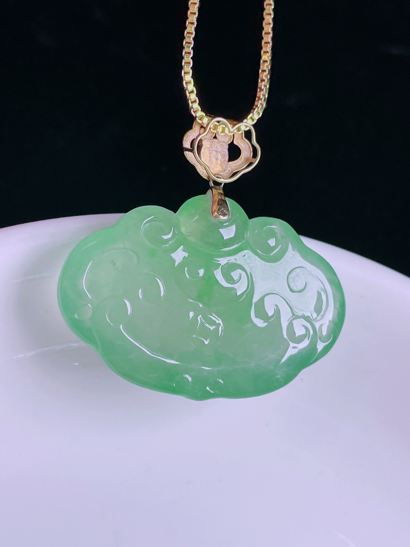 ️冰绿如意，老种起光，细底通透，尺寸：26。19.2/27.3/8mm0512