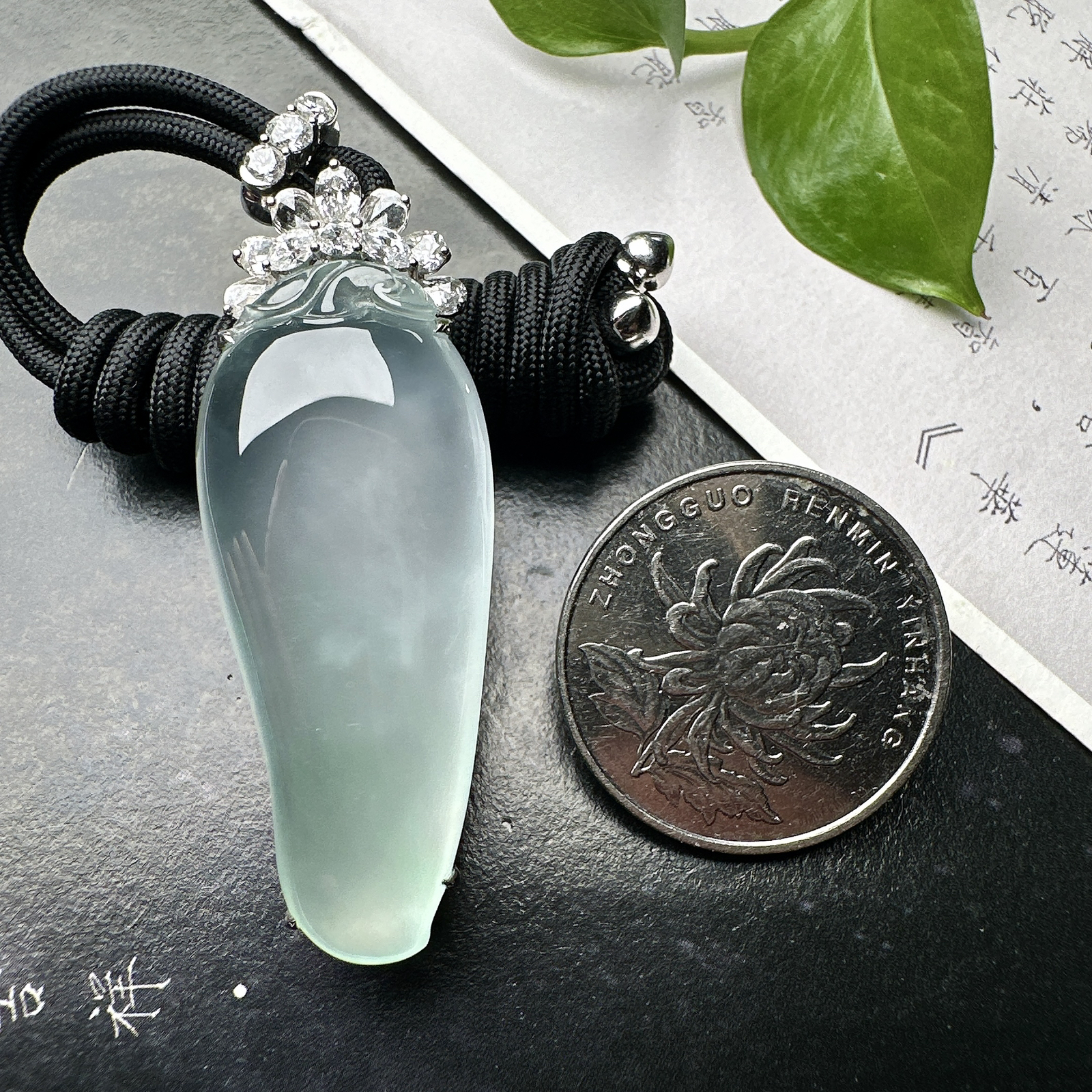 【玻璃种福瓜吊坠】种水上乘，晶莹剔透，纯净通透，莹光感很强。收藏品质，18k金钻镶嵌，裸石尺寸41.2*17.7*5.8毫米