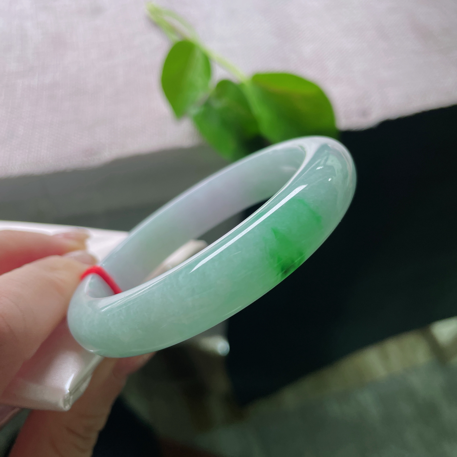56.8/12.2/8，飘绿正圈，青绿蕴温润，浅紫隐风华，腕间一抹春色自来。ss52951a..