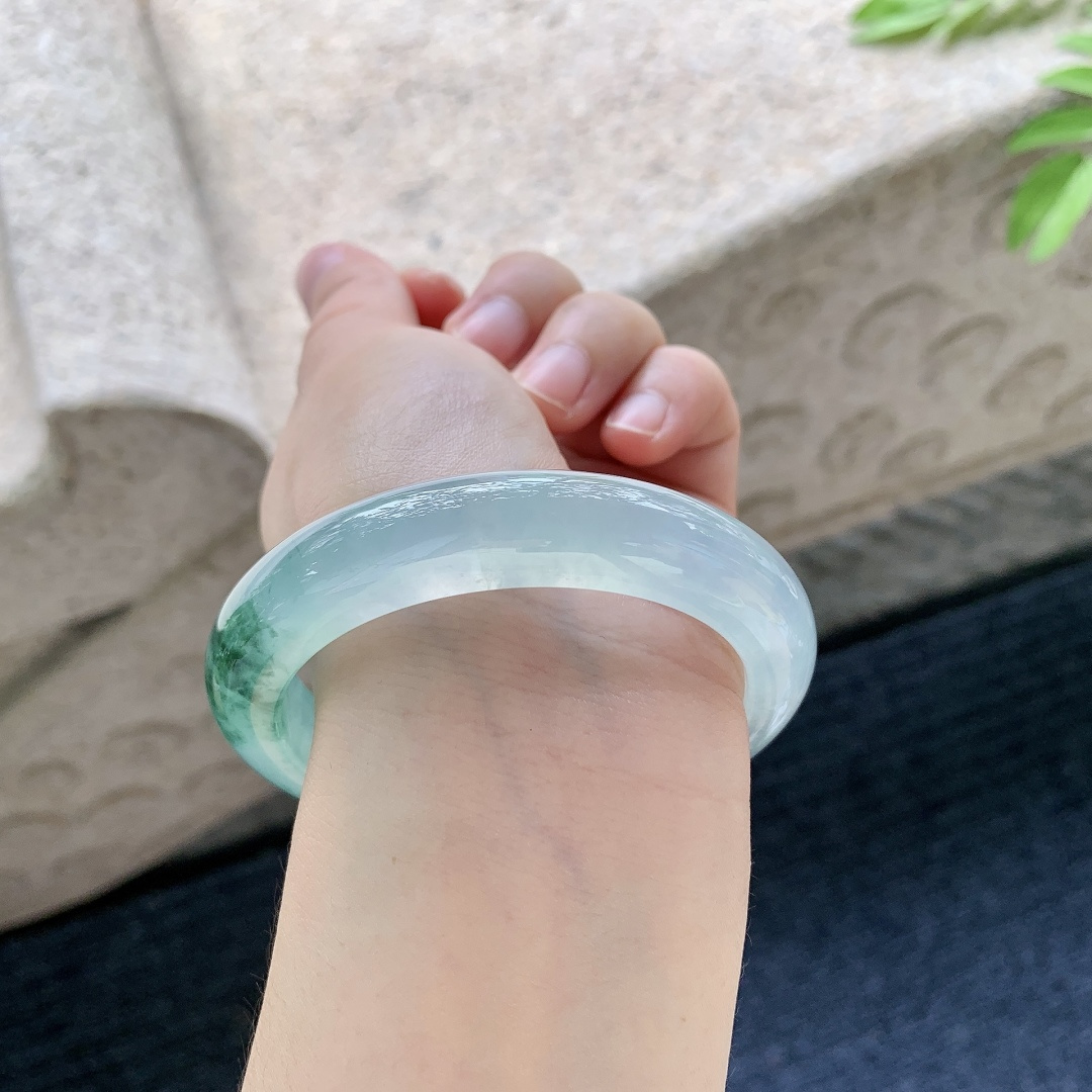 正圈56 57 圈口56.2/12.2/9.2 编码GJ051347 冰飘绿花，水润，种老，细腻，无裂