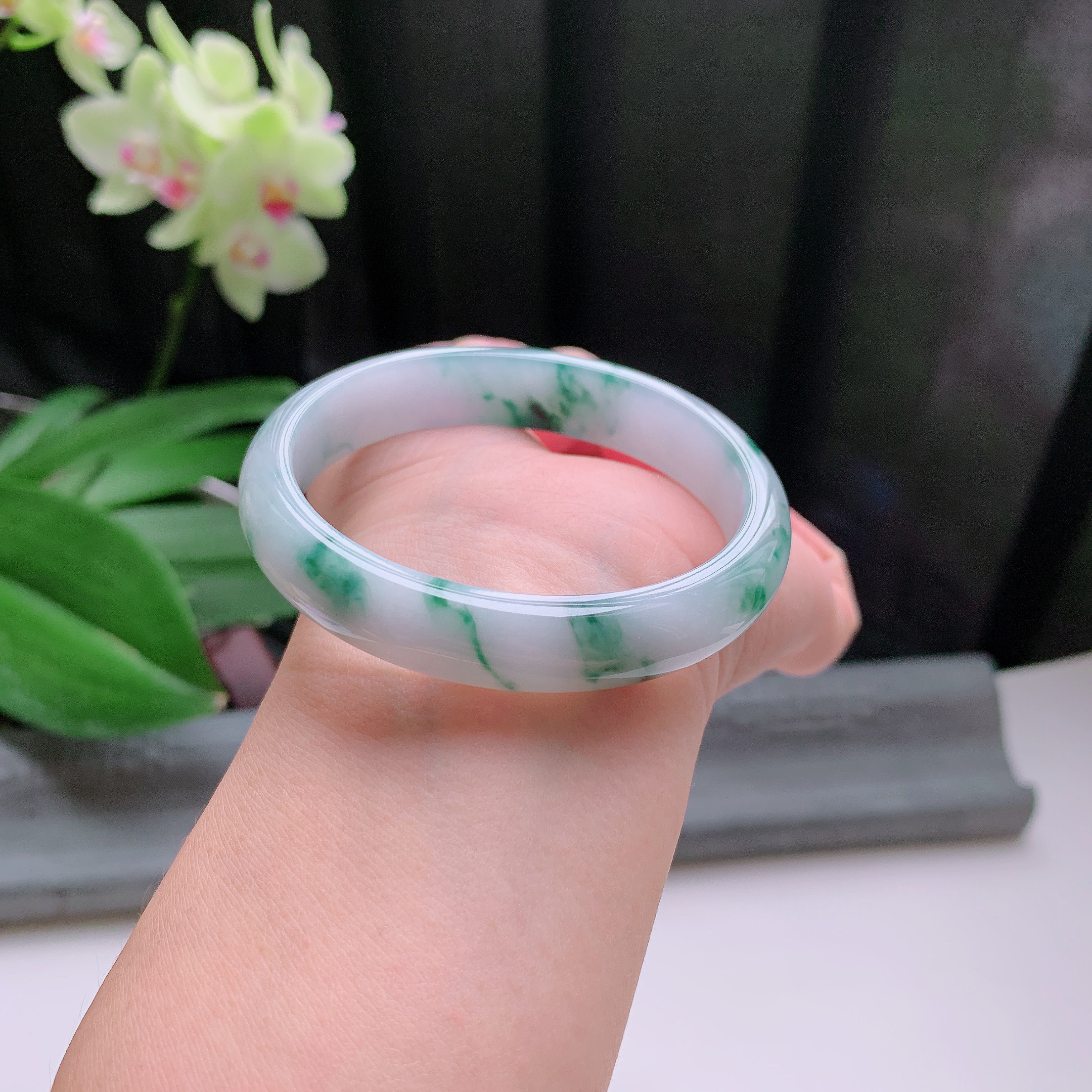 贵妃54圈口，天然A货翡翠冰糯种水润老种起胶飘绿玉手镯，水润秀丽，飘花灵动，种水十足，视觉甜美可人，恰到好处的美，十分高雅耐看，条形优美，上手优雅大方。39.81