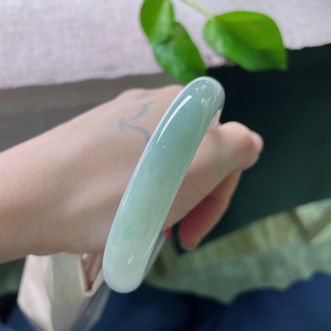 59/12.1/8.6，淡绿底正圈，水润，釉洁，颜色过渡自然，层层叠叠，别有韵味，无裂，洒金，ss48600a