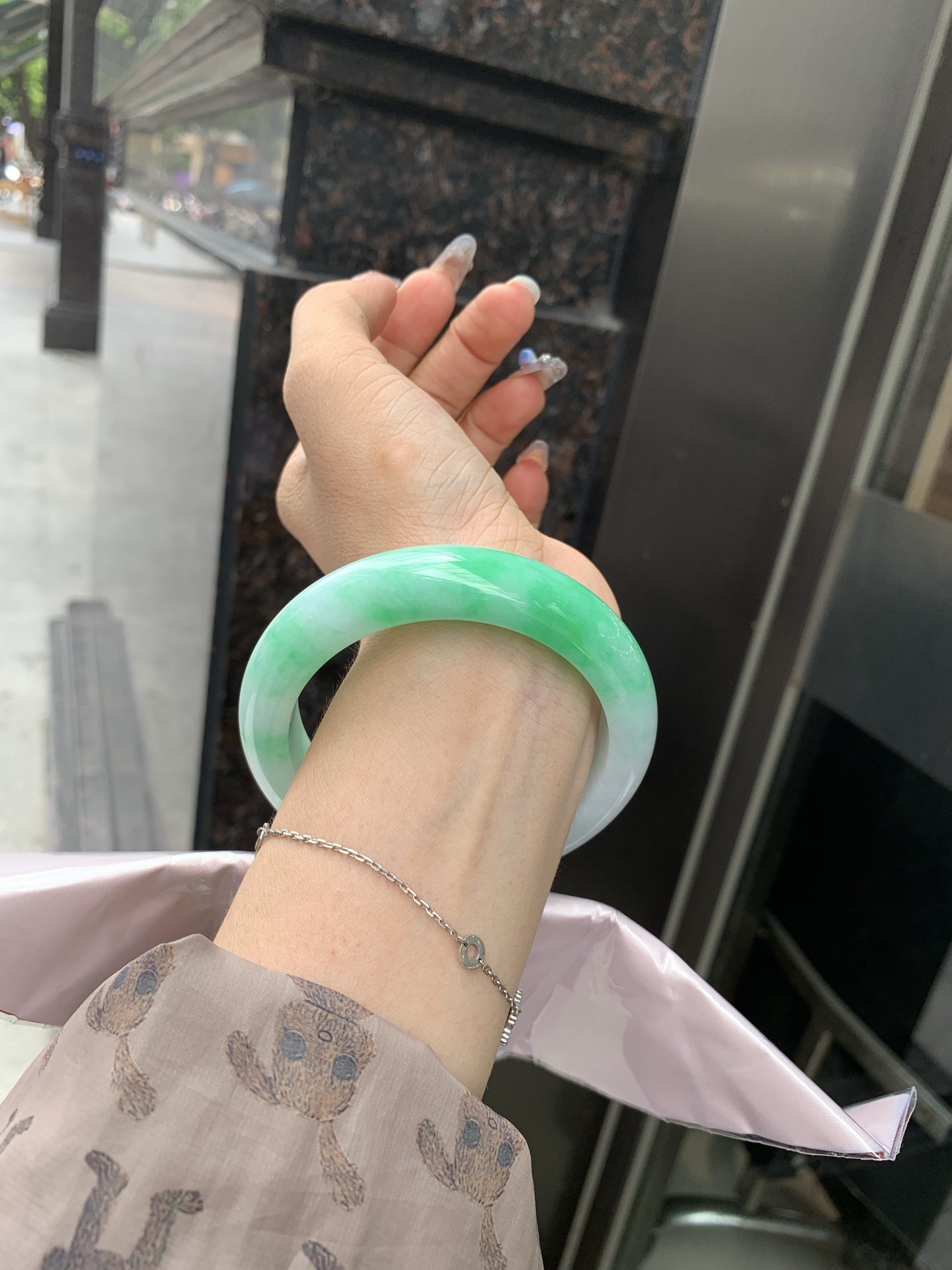 白底青阳绿正圈 60-9.7-14.6 0512-N705 打灯细纹，半圈阳绿花点缀腕间风华，干净纯净的底色上，一抹翠色肆意流淌，宛如春日里的繁华盛景