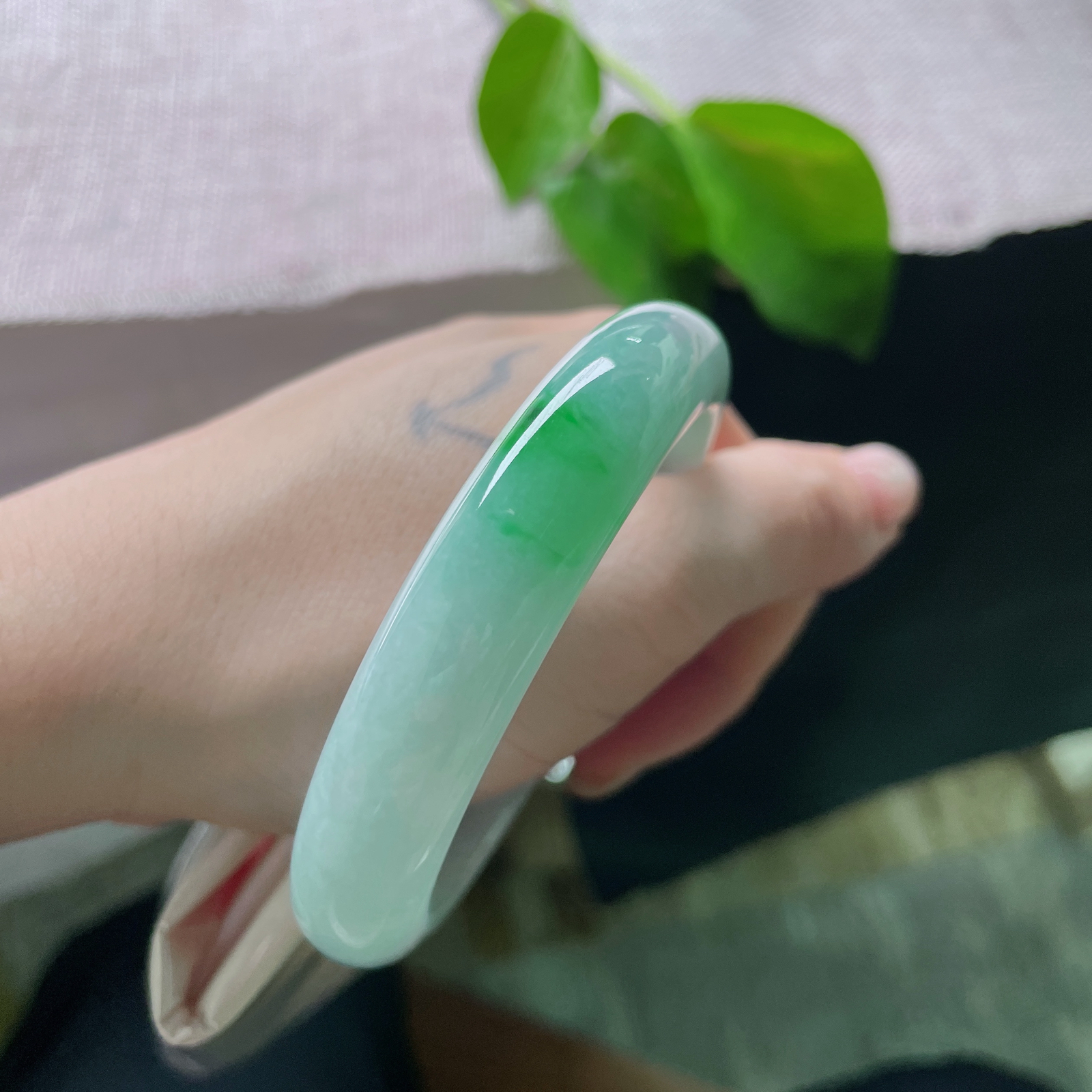 56.8/12.2/8，飘绿正圈，青绿蕴温润，浅紫隐风华，腕间一抹春色自来。ss52951a..