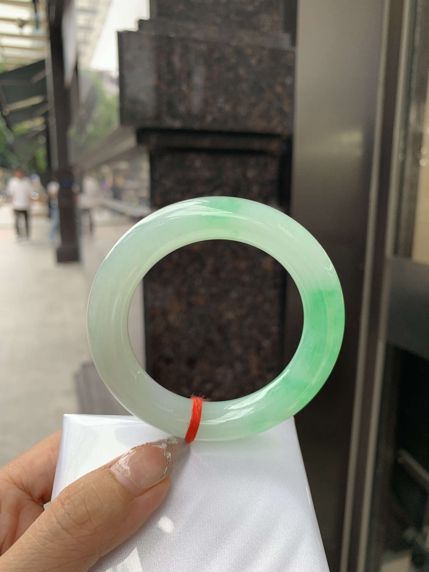 白底青阳绿圆条 53-11.3-11.5 0512-563-9963 打灯细纹，半圈阳绿花点缀腕间风华，干净纯净的底色上，一抹翠色肆意流淌，宛如春日里的繁华盛景