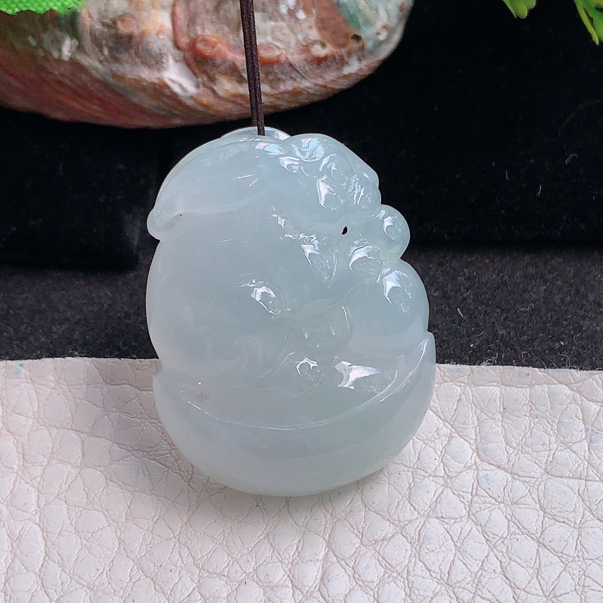 lz实拍34.8*26.8*11缅甸翡翠精雕冰胶饱满招财兔 生肖兔玉吊坠 玉挂件