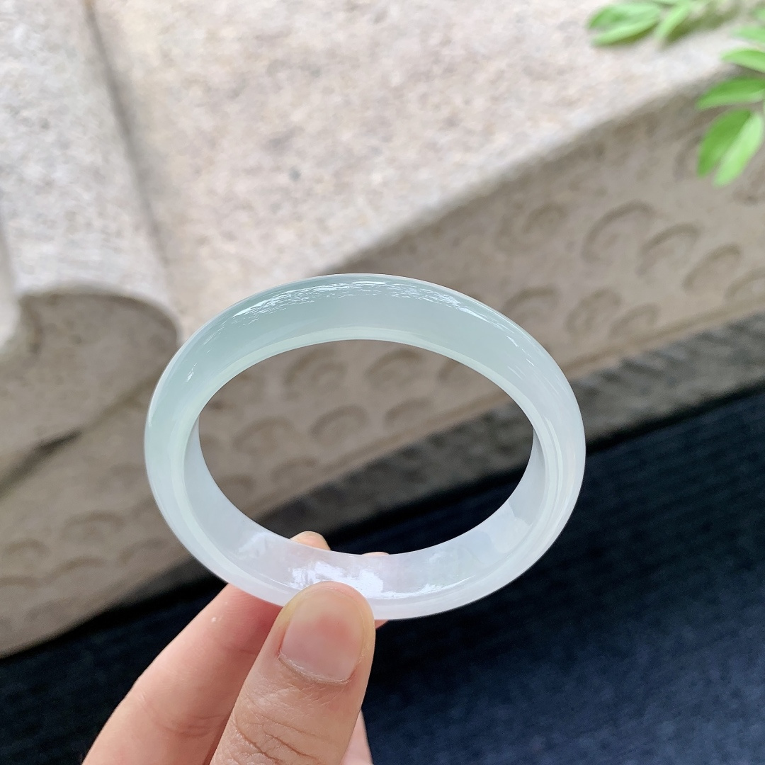贵妃52 53 【圈口】53.4/47.2/11.8/7.3 【编码】AD051303 细糯晴底，水润，种老，细腻，打灯有棉线