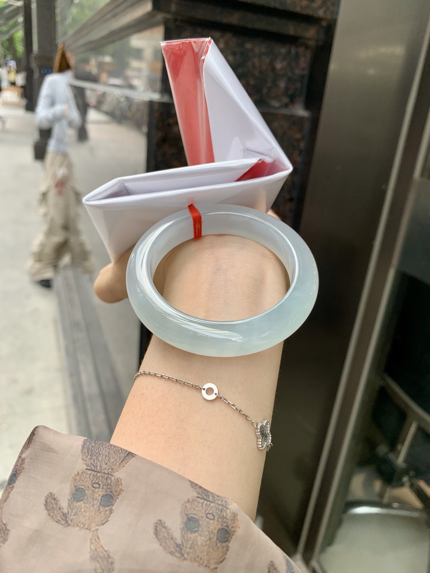 冰晴正圈 53.3-9.2-12 0512-563-10053 打灯细纹，底妆冰透胶润，清爽耐看的均匀晴底，夏季美好的冰凉感，时而晴而晴蓝，随光线变化如梦如幻