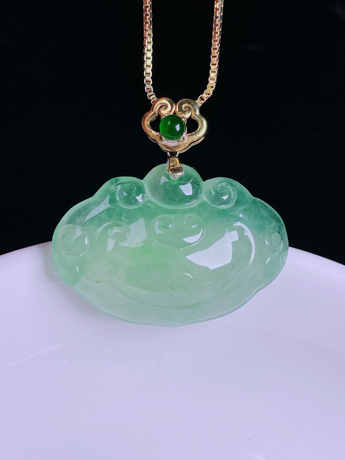 ️冰绿如意，老种起光，细底通透，尺寸：26。19.2/27.3/8mm0512
