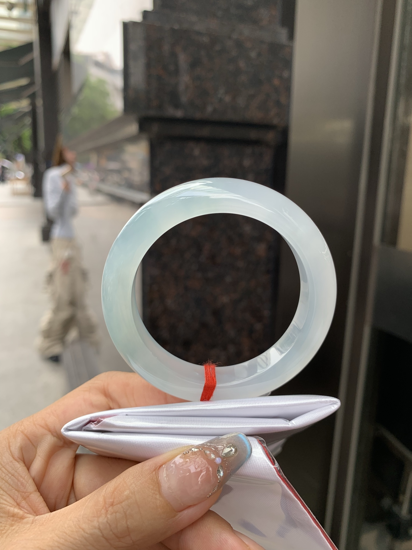 冰晴正圈 53.3-9.2-12 0512-563-10053 打灯细纹，底妆冰透胶润，清爽耐看的均匀晴底，夏季美好的冰凉感，时而晴而晴蓝，随光线变化如梦如幻