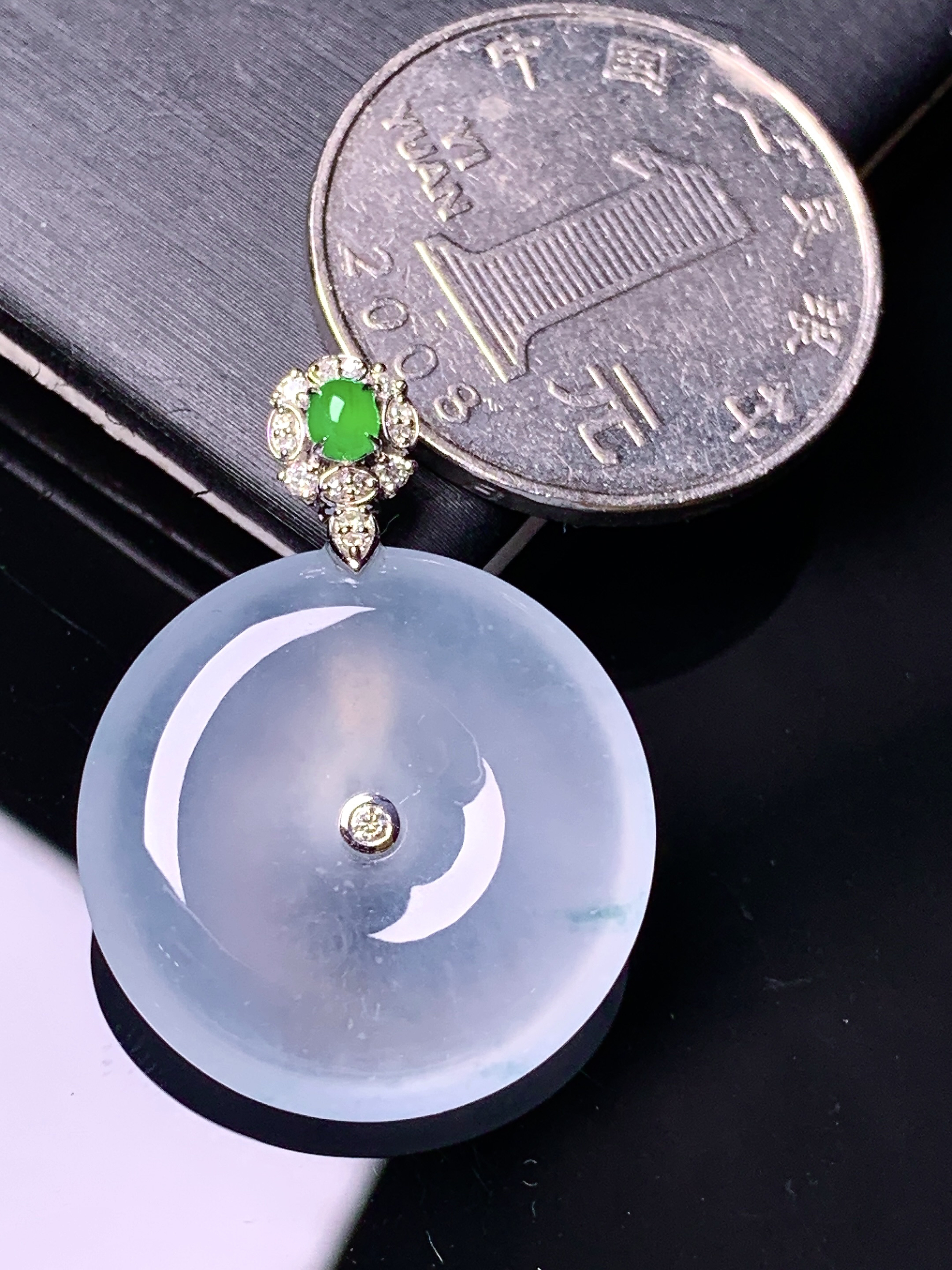 18k金钻镶嵌冰种平安扣吊坠 玉质细腻 色泽艳丽清新 水润亮眼 整体尺寸30.2*22.5*5.8 y5