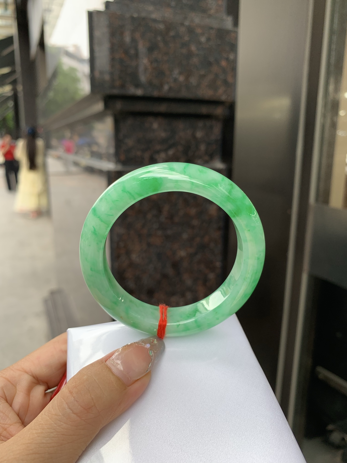 满绿正圈 51.9-8.7-11.8 0512-563-9671 打灯细纹，微底妆水润，满圈阳绿鲜艳青翠，色泽均匀分布，举手投足之间散发出来的贵气感