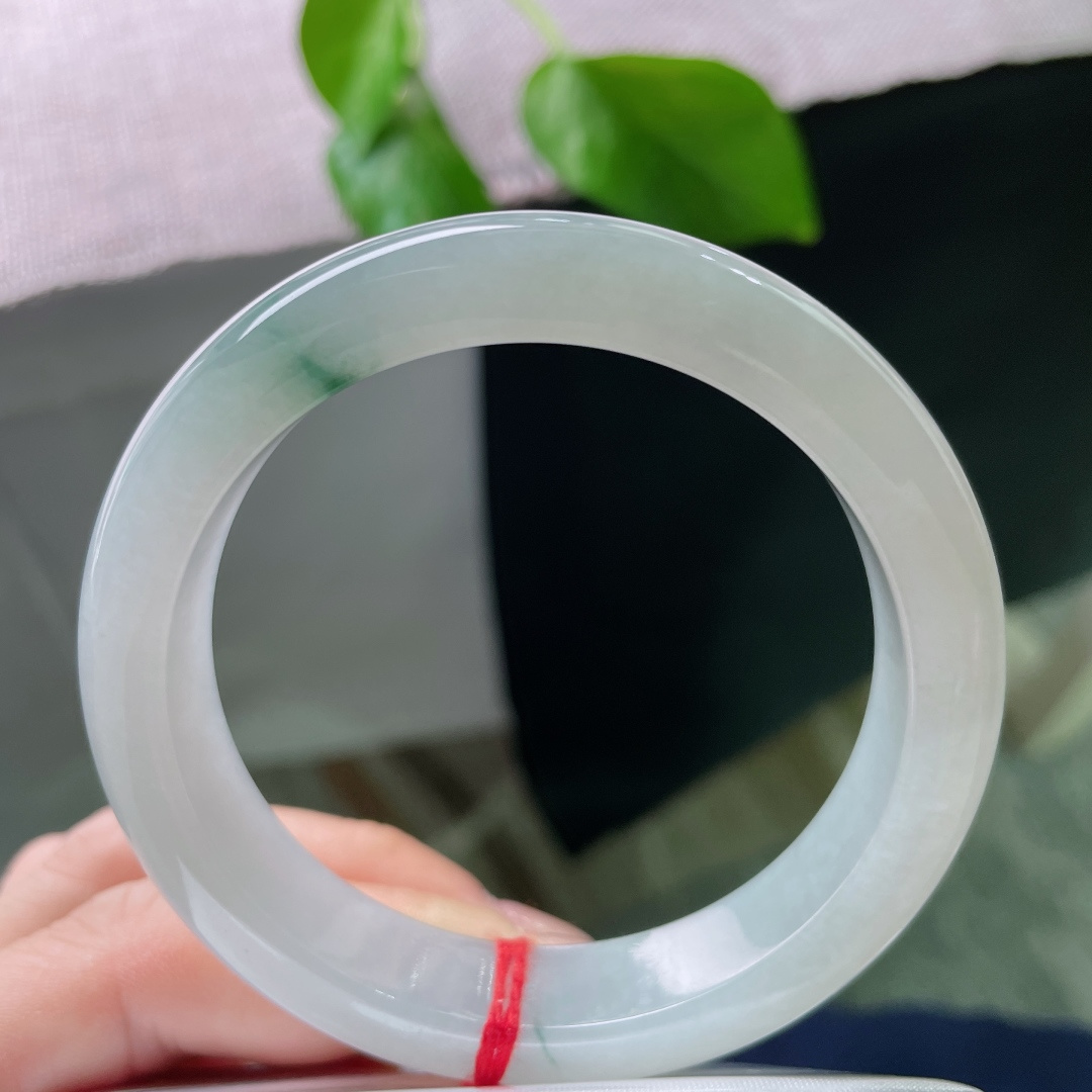 55.7/12.5/8.4，飘花正圈，干净，清润通透，一抹色鲜活灵动，充满活力，无裂，ss50401