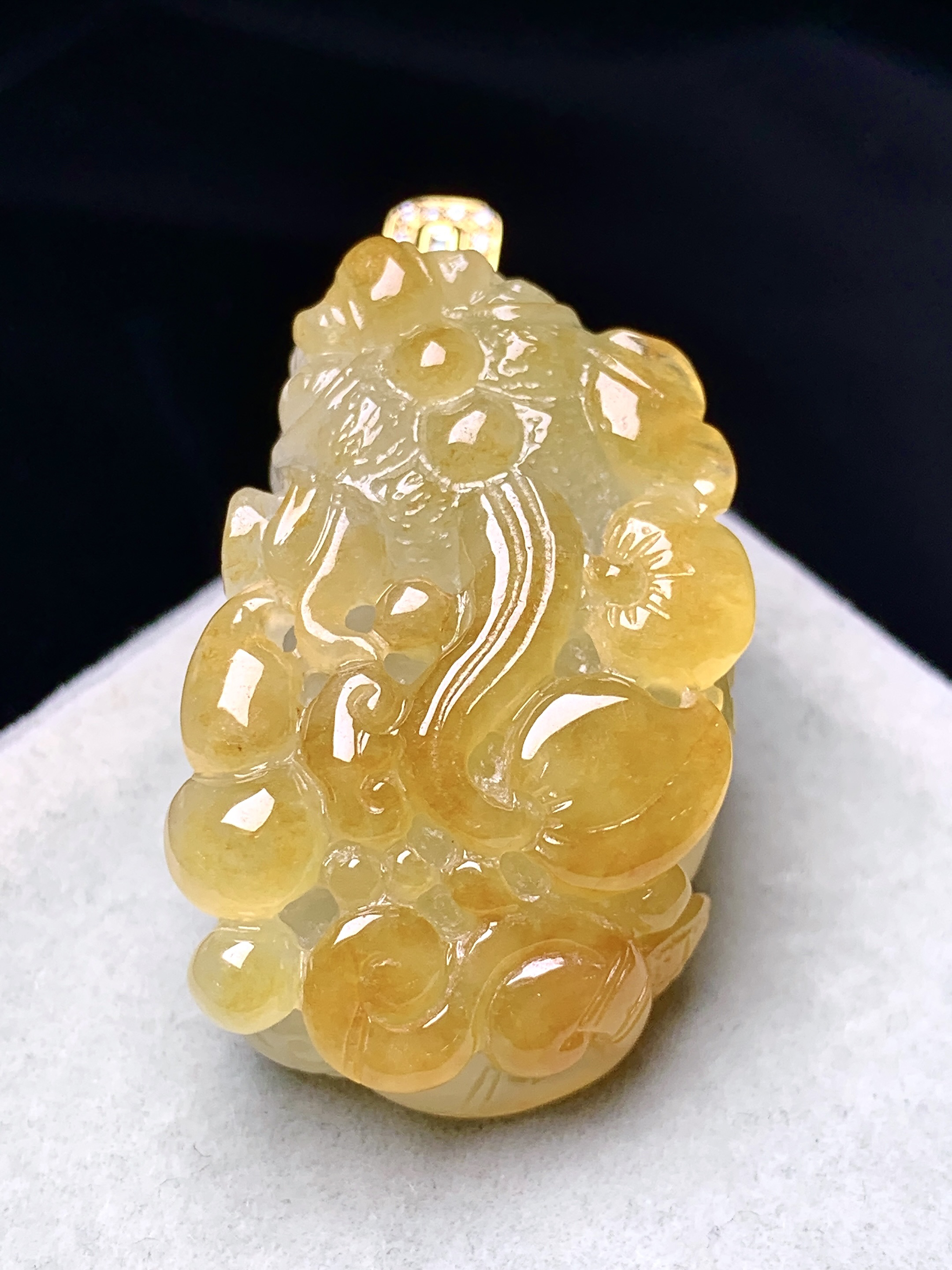 18k金钻镶嵌黄翡貔貅吊坠 玉质细腻 色泽艳丽清新 水润亮眼 整体尺寸42.3*22.8*14.5 b1