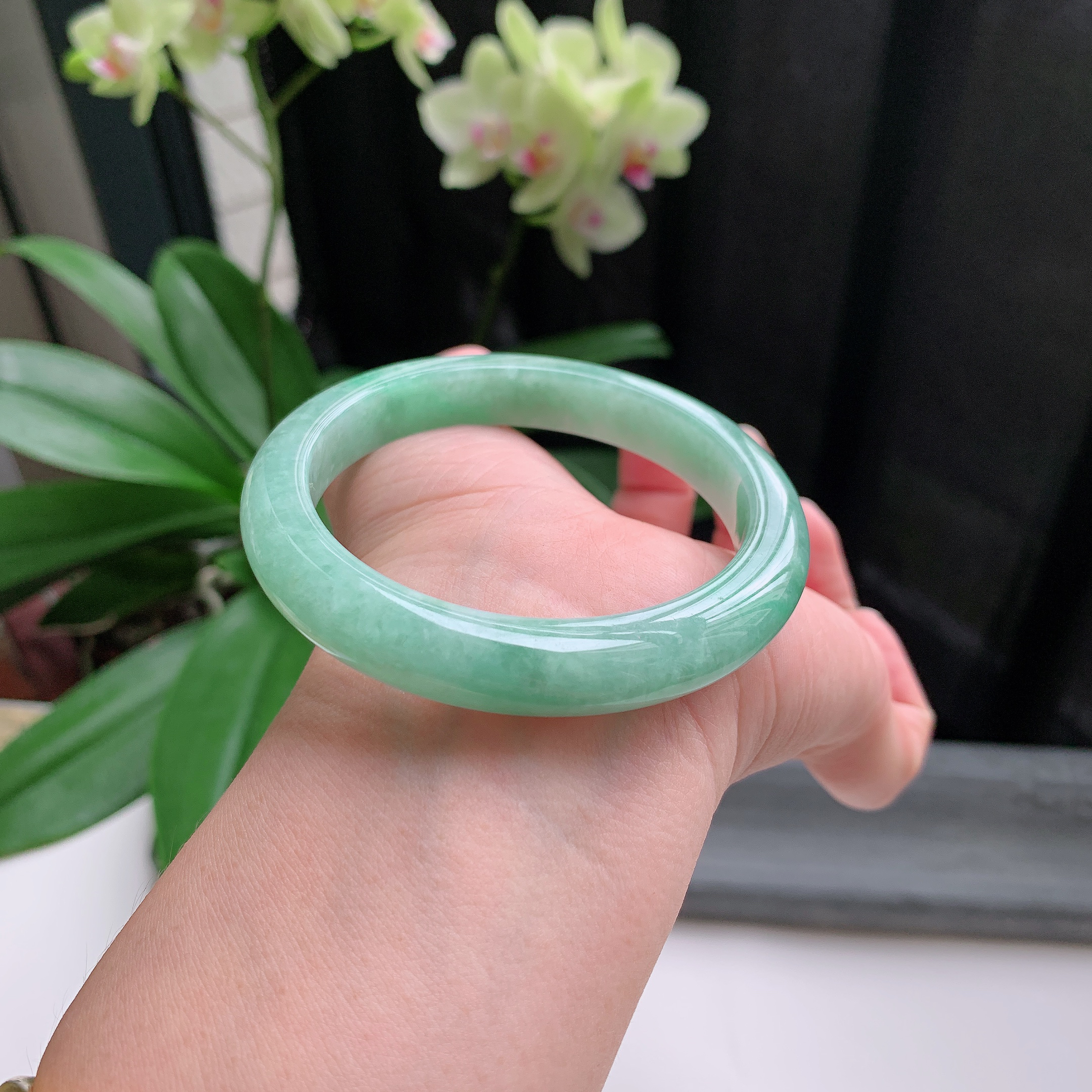 正圈56圈口，天然A货翡翠冰糯种水润果绿玉手镯，水润秀丽，飘花灵动，种水十足，视觉甜美可人，恰到好处的美，十分高雅耐看，条形优美，上手优雅大方。50.66