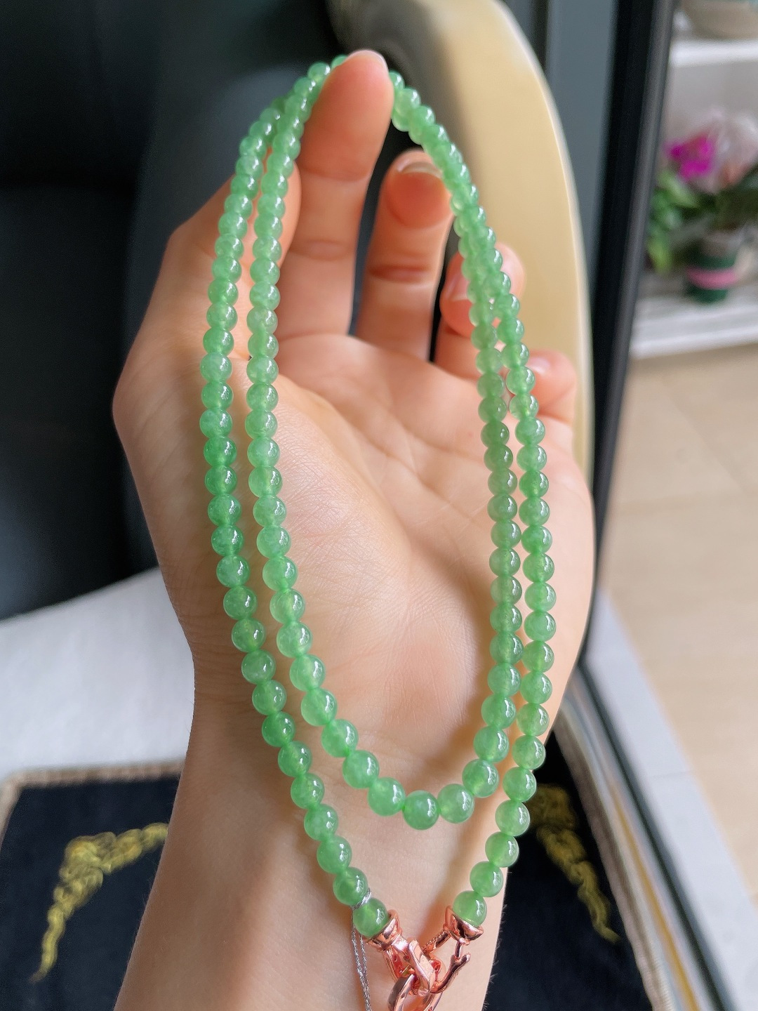 ️缅甸天然翡翠A货，冰满绿油绿珠链，尺寸：4.6mm131颗。【编4172】