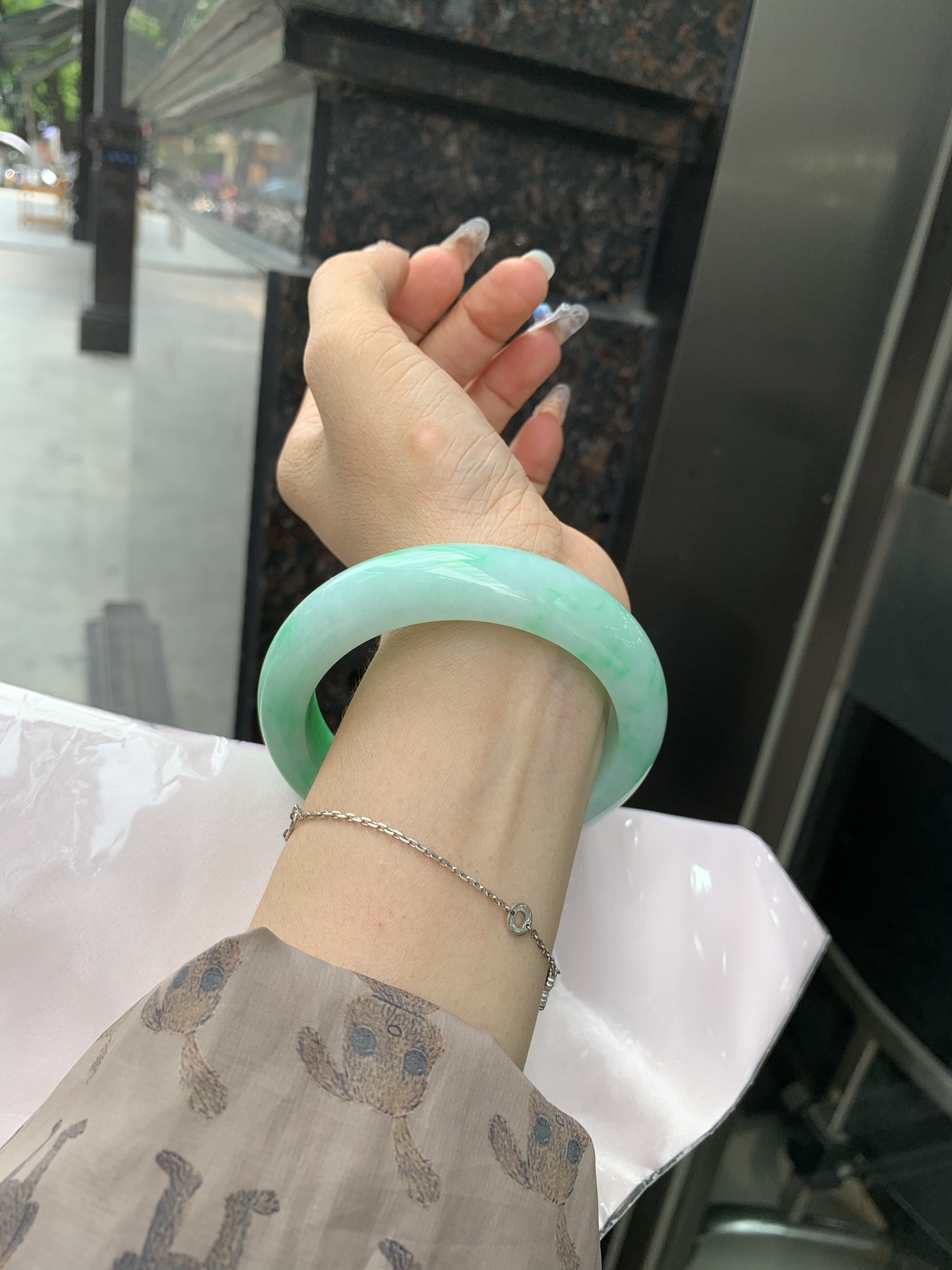 白底青阳绿正圈 60-9.7-14.6 0512-N705 打灯细纹，半圈阳绿花点缀腕间风华，干净纯净的底色上，一抹翠色肆意流淌，宛如春日里的繁华盛景