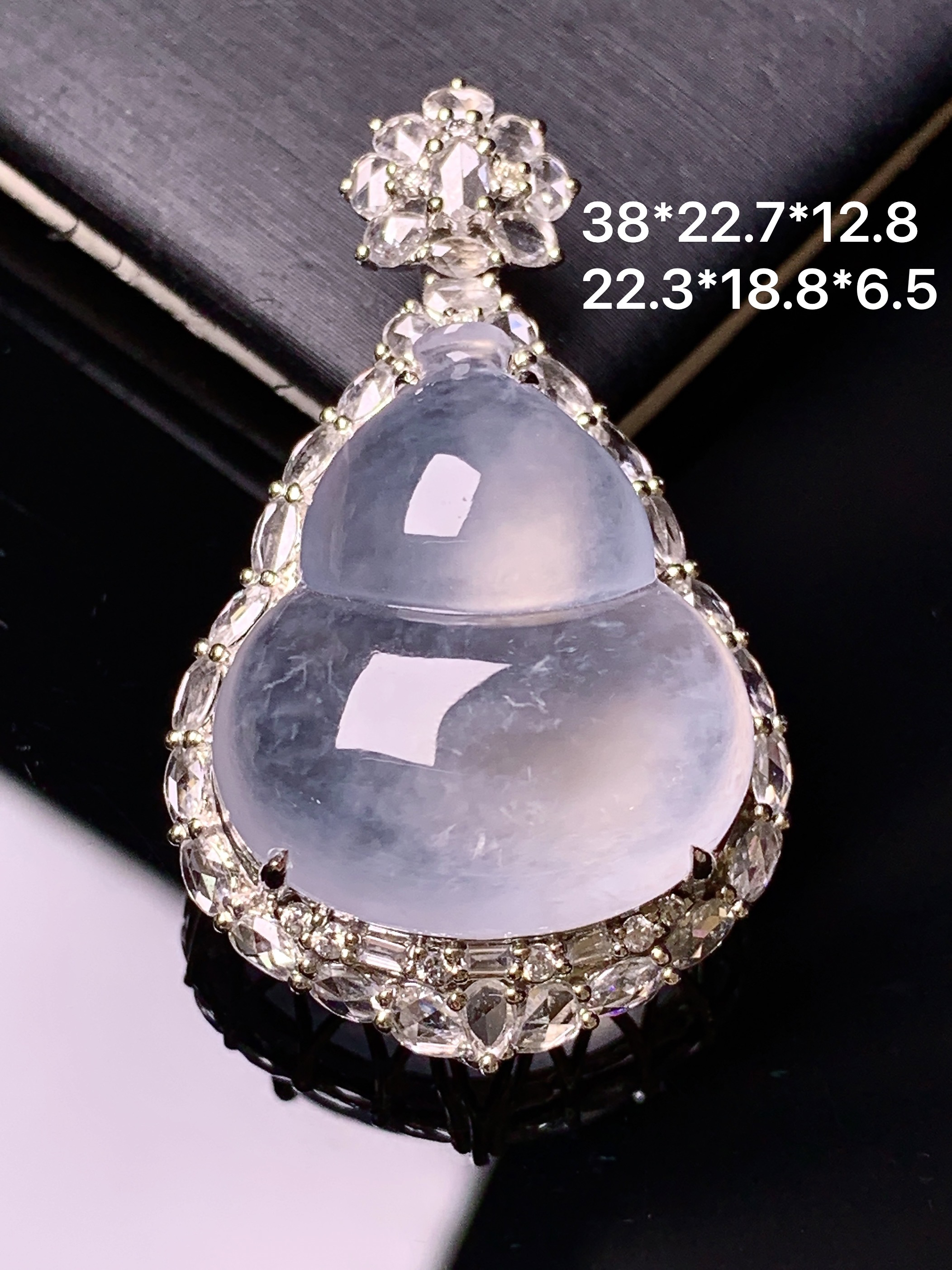 18k金钻镶嵌冰种葫芦吊坠 玉质细腻 色泽艳丽清新 水润亮眼 整体尺寸38*22.7*12.8 b12