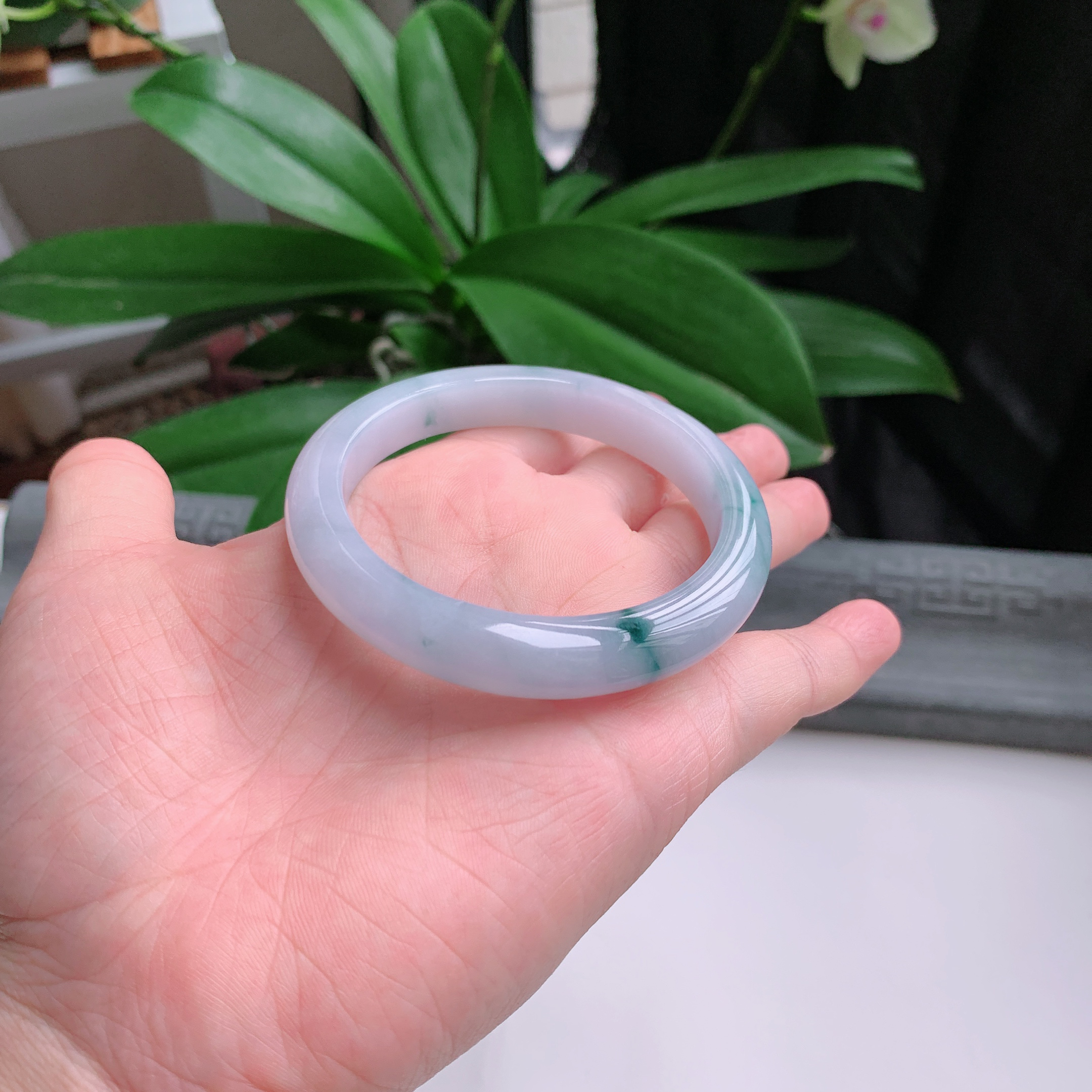 正圈56圈口，天然A货翡翠冰糯种水润老种起胶紫罗兰飘花手镯，水润秀丽，飘花灵动，种水十足，视觉甜美可人，恰到好处的美，十分高雅耐看，条形优美，上手优雅大方。48.12