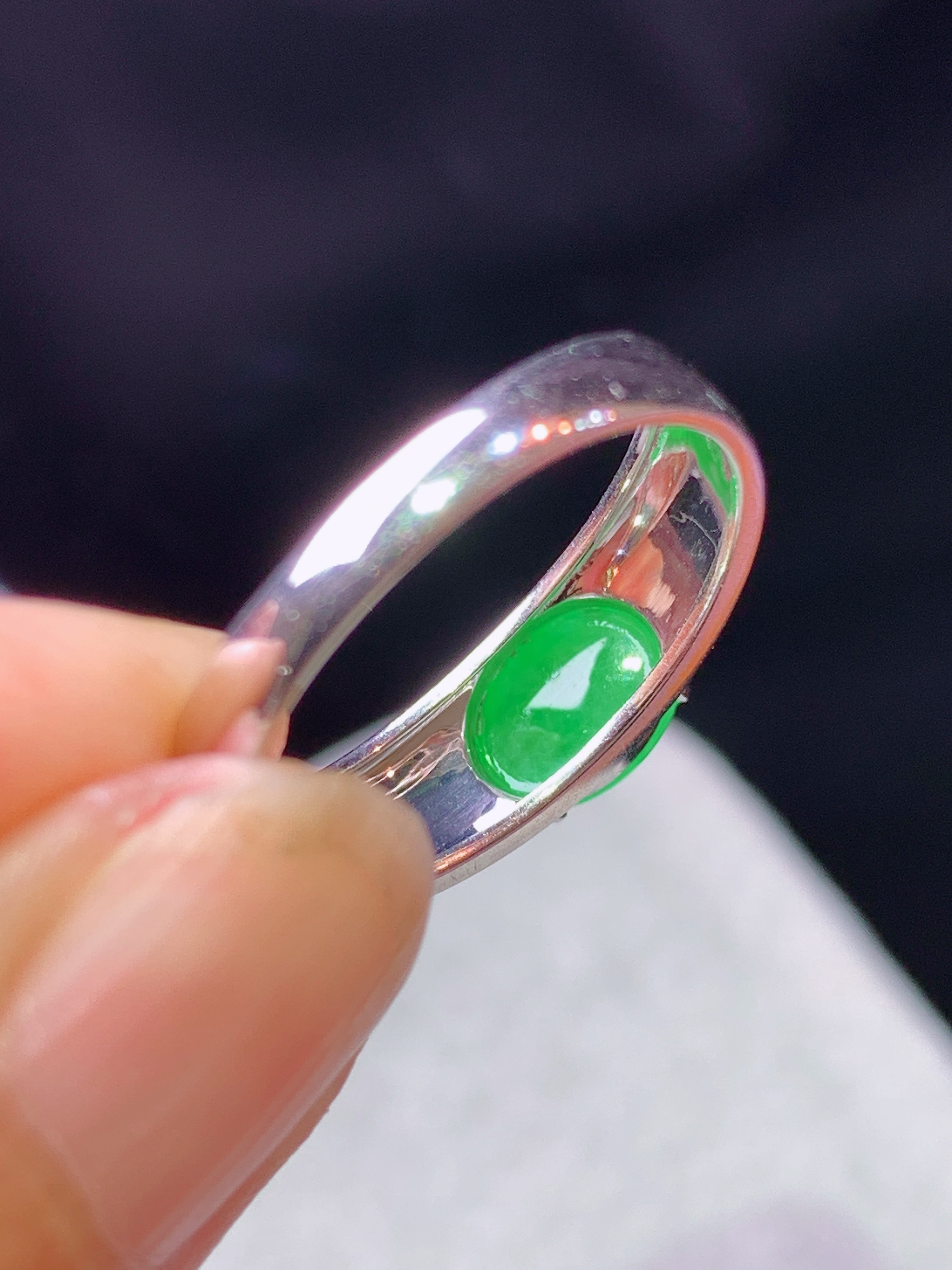 18k金钻镶嵌阳绿蛋面戒指 玉质细腻 色泽艳丽清新 水润亮眼 圈14 裸石尺寸7.3*5.6*2.5 b2