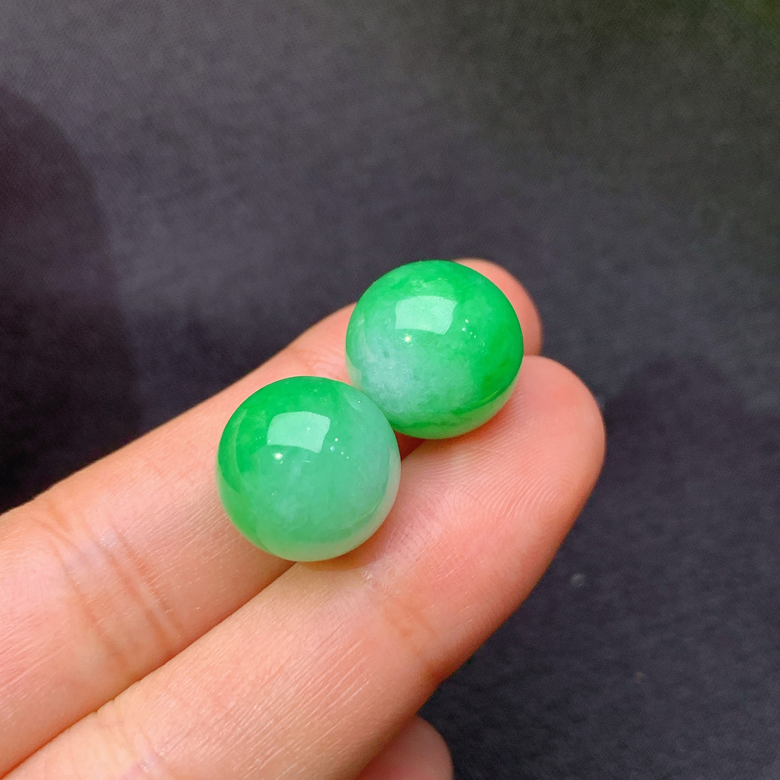 冰飘绿圆珠一对，冰润色阳，玉质细腻，种水足，Be 直径12.5