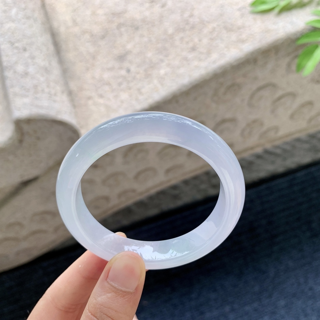 正圈54 55 圈口54.8/12/8.3 编码A3051365 描述糯冰淡紫色，水润，种老，细腻，无裂