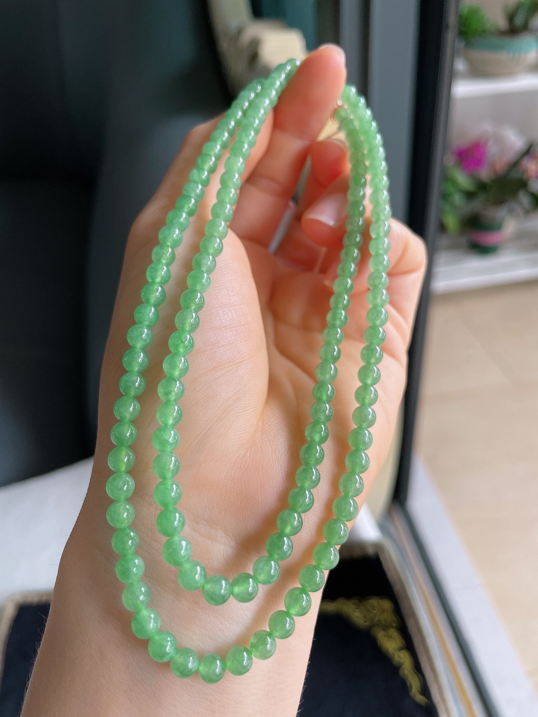 ️缅甸天然翡翠A货，冰满绿油绿珠链，尺寸：4.6mm131颗。【编4172】