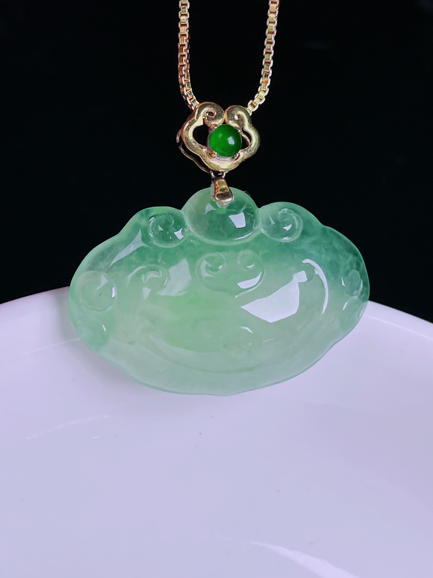 ️冰绿如意，老种起光，细底通透，尺寸：26。19.2/27.3/8mm0512