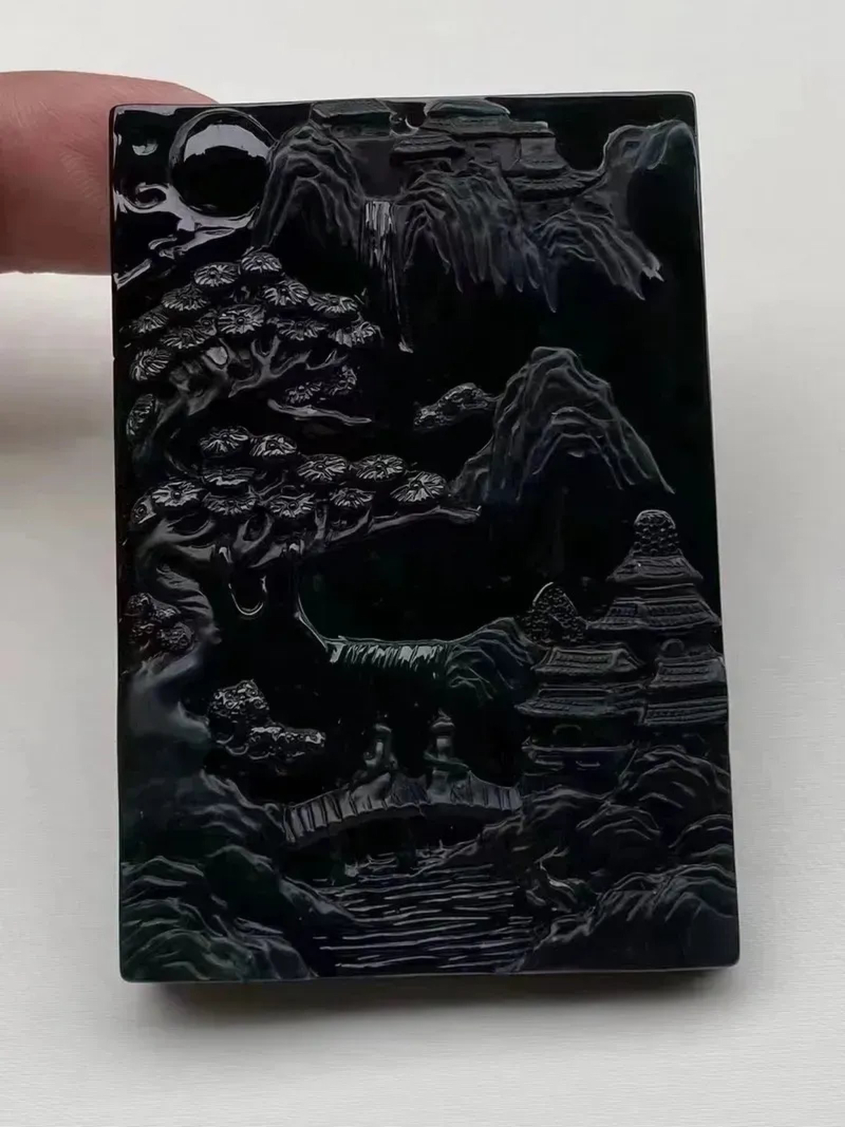 墨翠 【前程锦绣】细腻干净，黑度好。性价比高，雕工精湛，打灯透绿，大件厚装