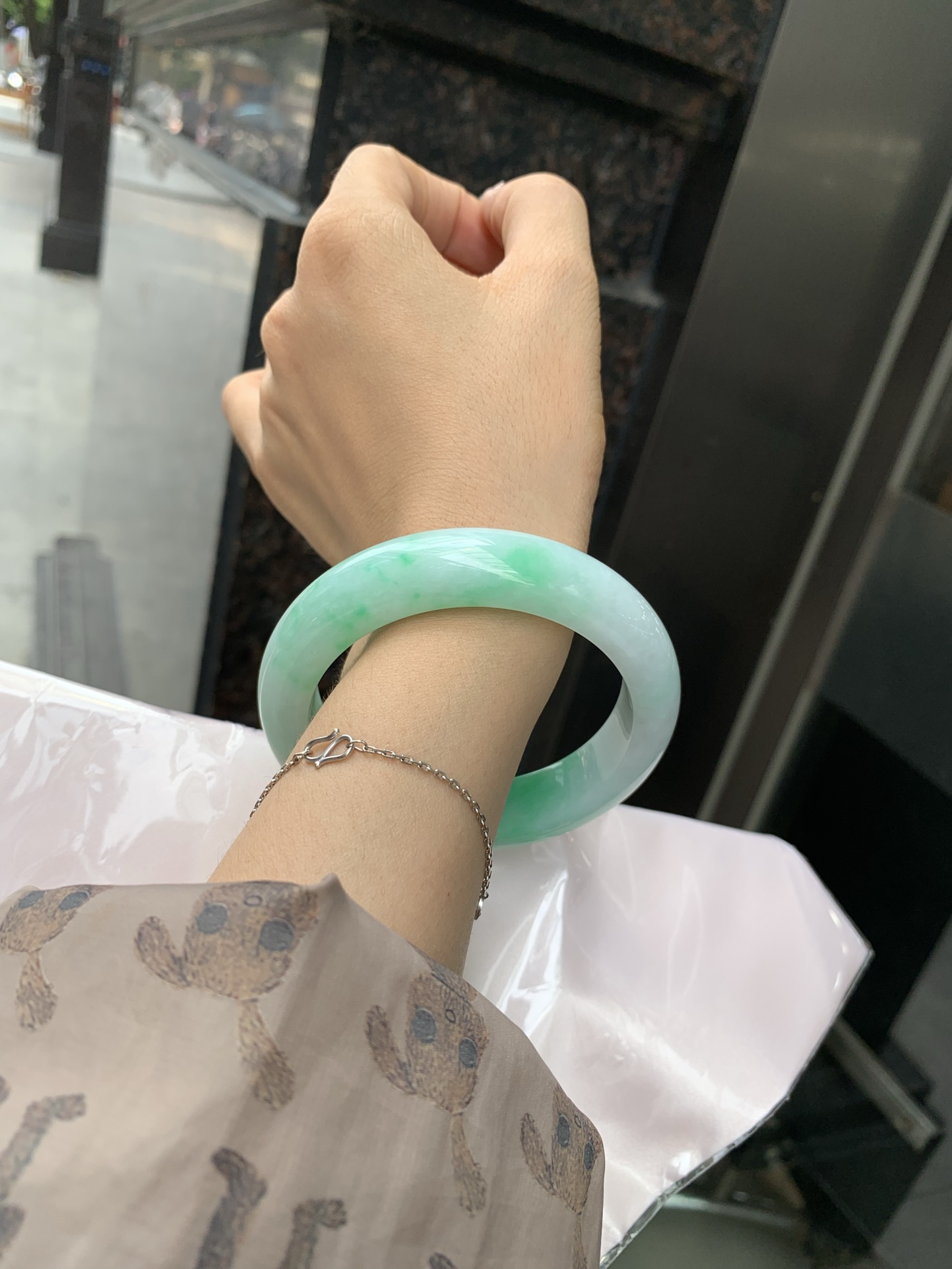 白底青阳绿正圈 60-9.7-14.6 0512-N705 打灯细纹，半圈阳绿花点缀腕间风华，干净纯净的底色上，一抹翠色肆意流淌，宛如春日里的繁华盛景