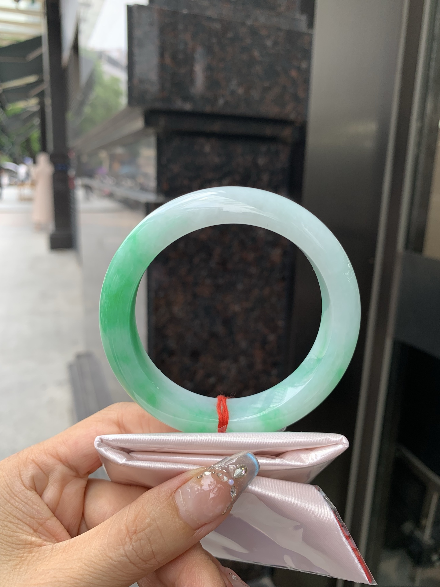 白底青阳绿正圈 60-9.7-14.6 0512-N705 打灯细纹，半圈阳绿花点缀腕间风华，干净纯净的底色上，一抹翠色肆意流淌，宛如春日里的繁华盛景