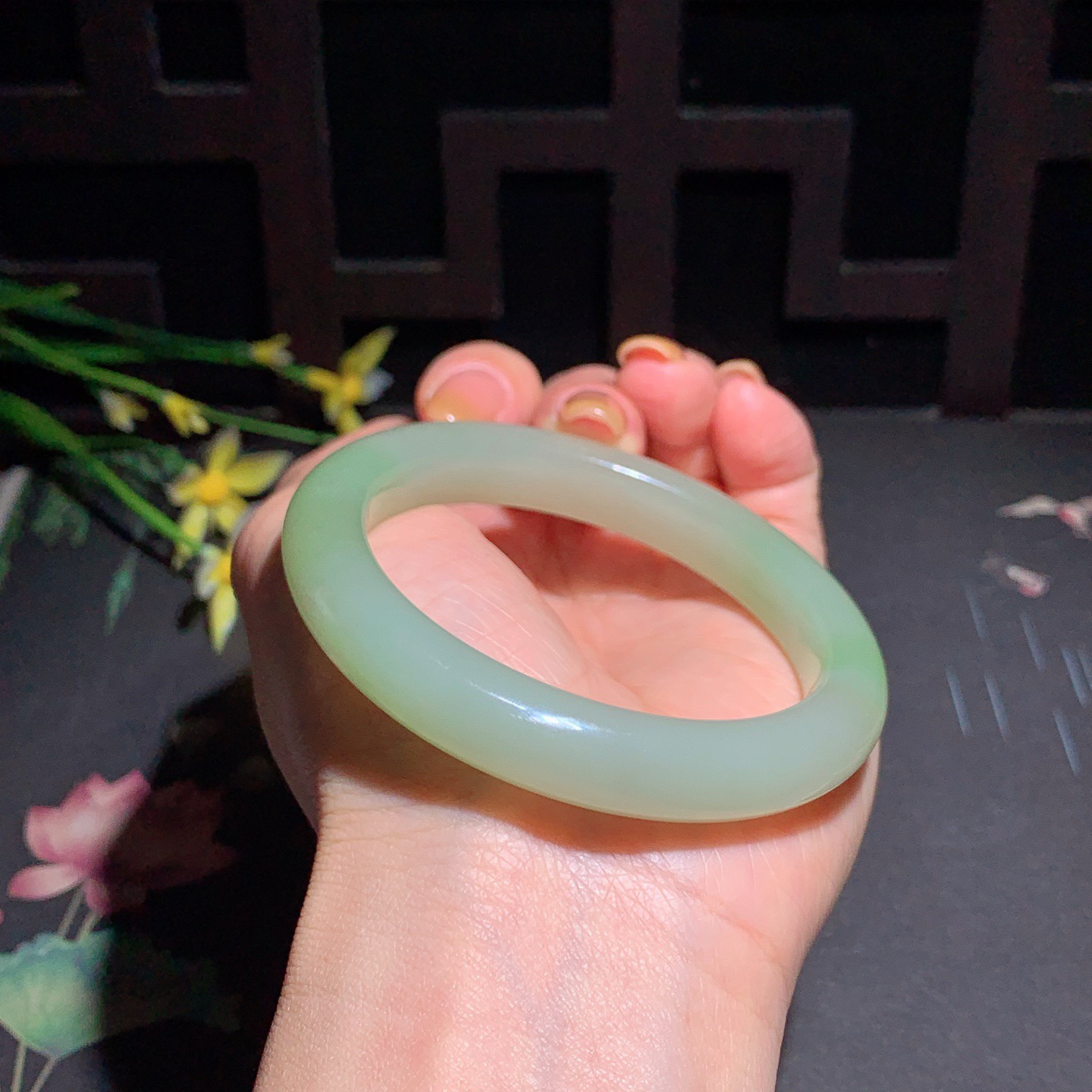 和田玉54.5圈口翠青手镯！玉质细腻油润 底色纯净 无裂无黑 脂粉好，品质高。