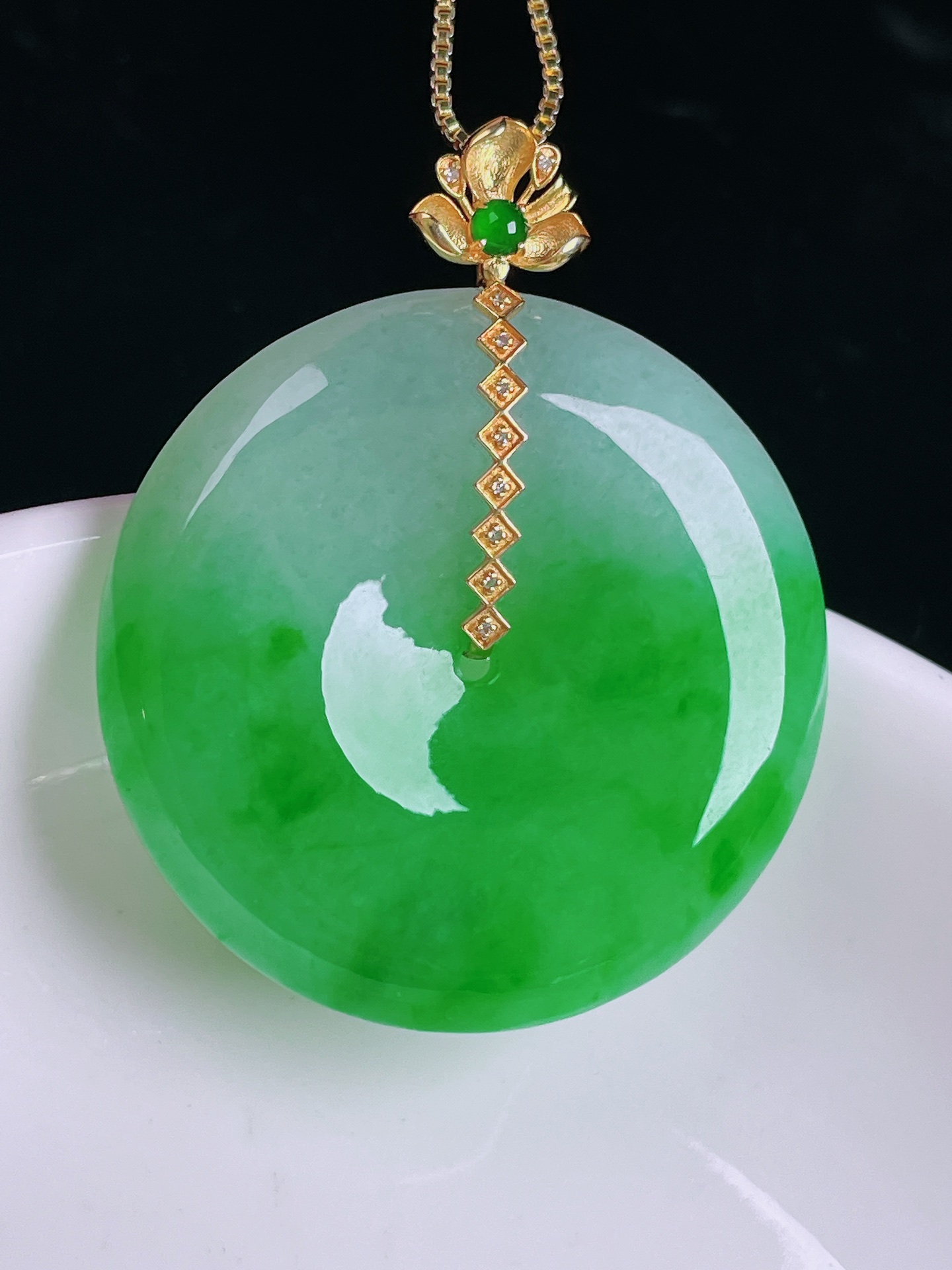 ️辣绿平安扣，老种起光，细底通透，尺寸：36.3/28.8/5.8mm0512
