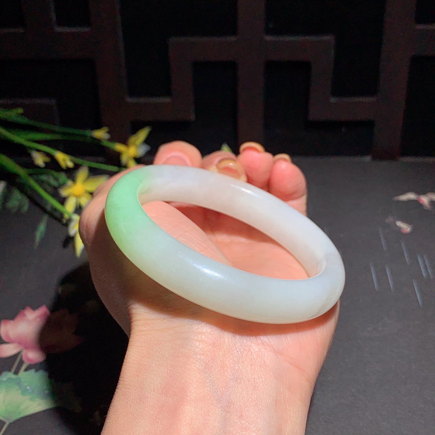 和田玉57圈口翠青手镯！玉质细腻油润 底色纯净 无裂无黑 脂粉好，品质高