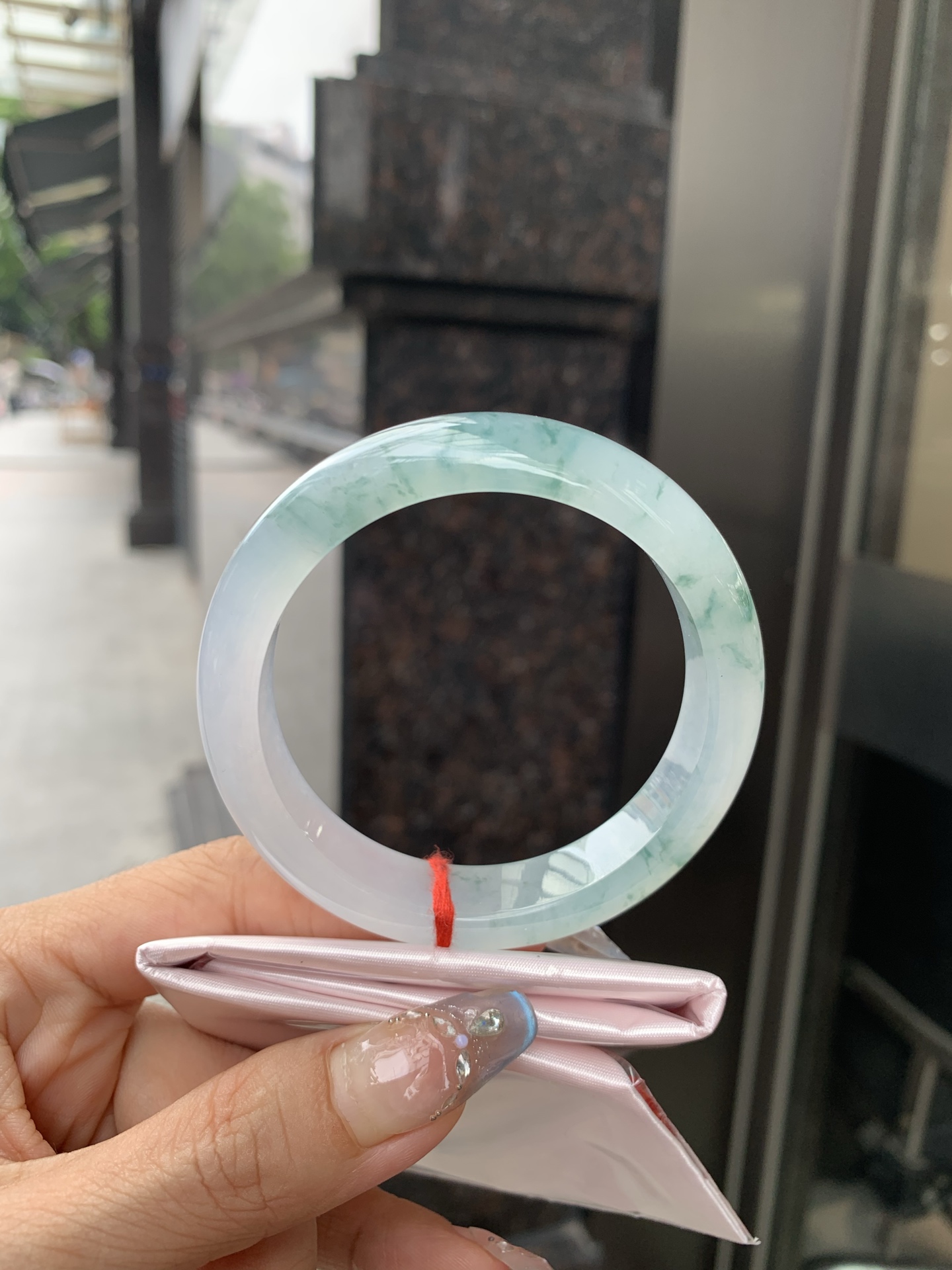 飘花正圈 55-8-12.4 0512-26856 打灯棉絮，底妆冰透起光，蓝花灵动飘逸，勾勒出一幅唯美诗意的山水意境画，古典优雅又秀气